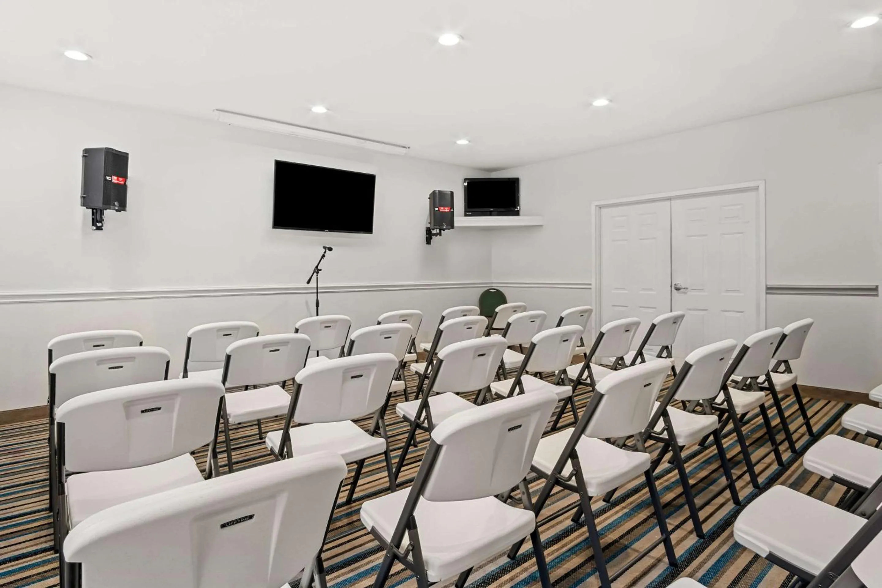 Meeting/conference room in MainStay Suites Addison-Dallas