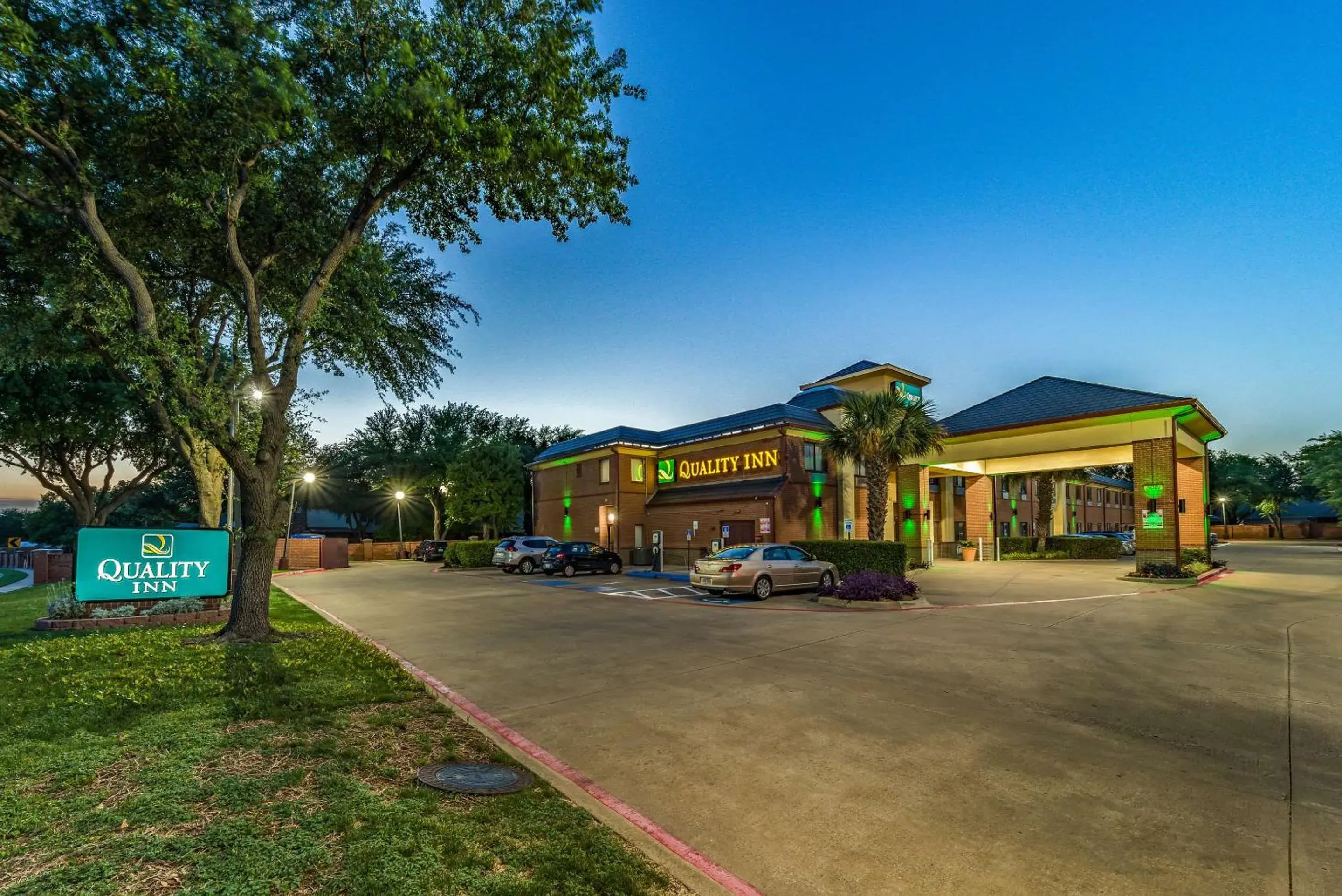 Property building in Quality Inn West Plano - Dallas Property building in Quality Inn West Plano - Dallas
