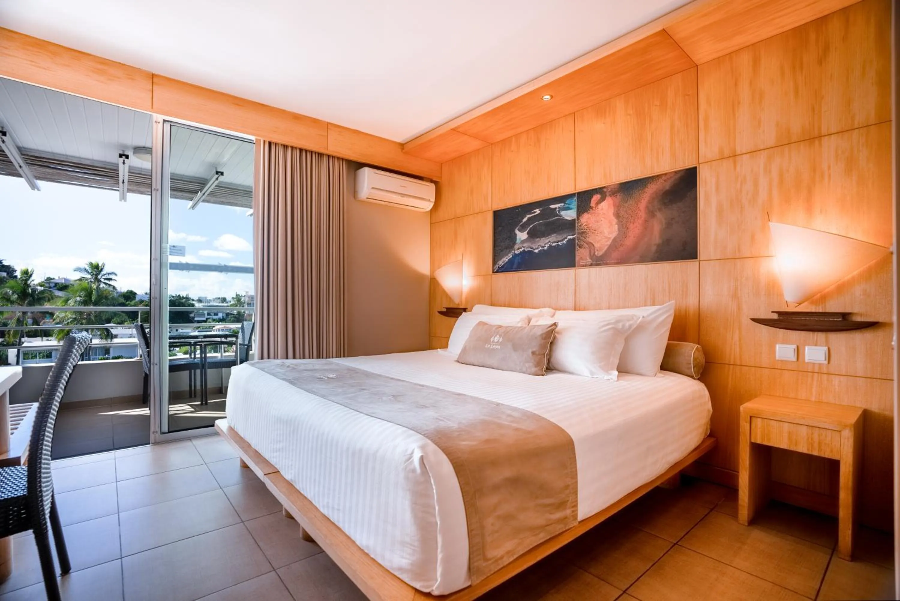 Balcony/Terrace, Bed in Hôtel Le Lagon