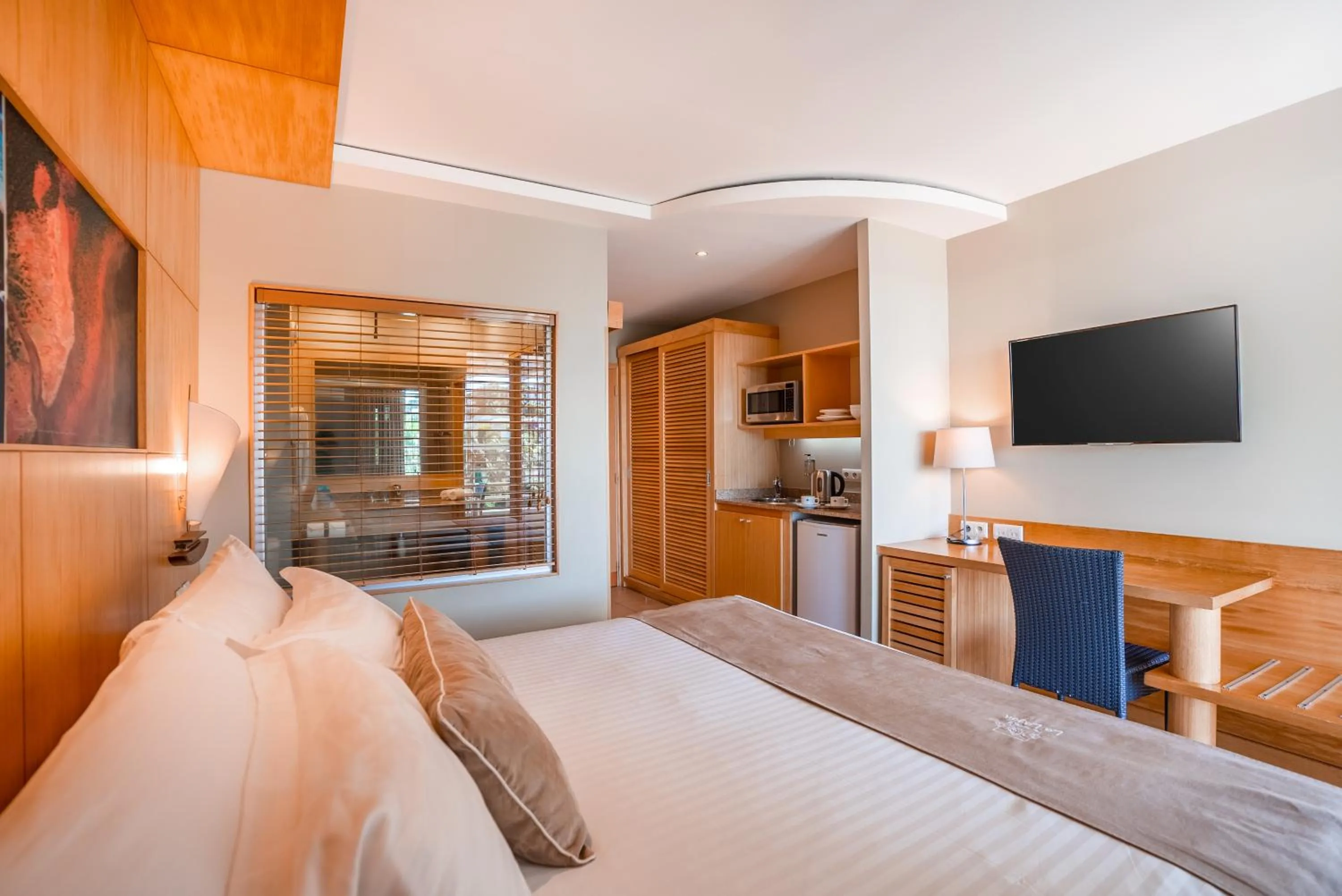 Bedroom, Bed in Hôtel Le Lagon