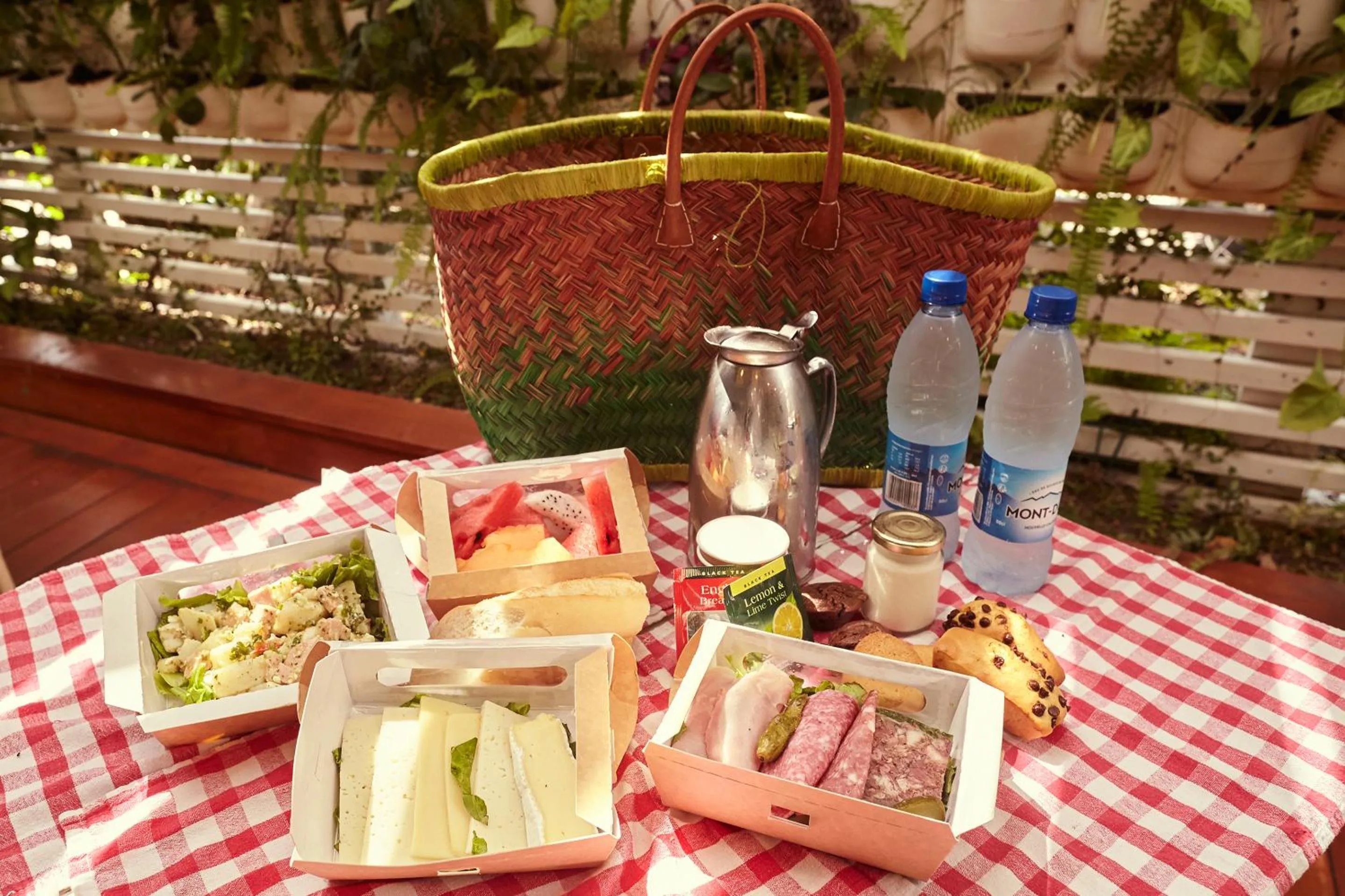 Meals in Hôtel Le Lagon