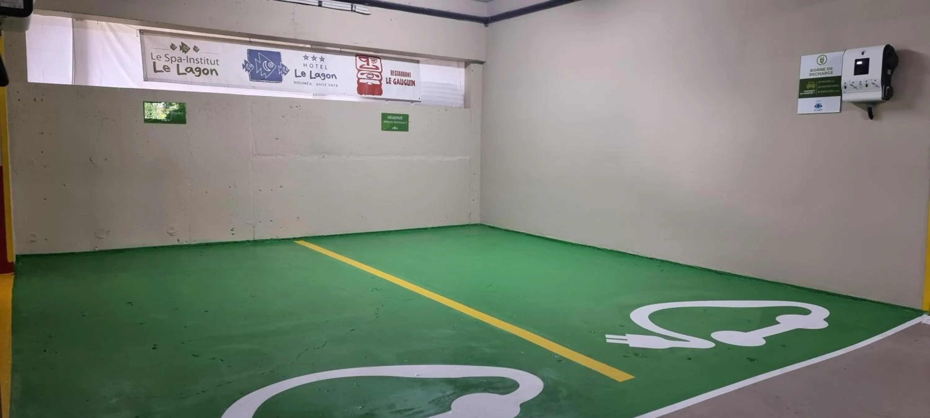 Parking in Hôtel Le Lagon