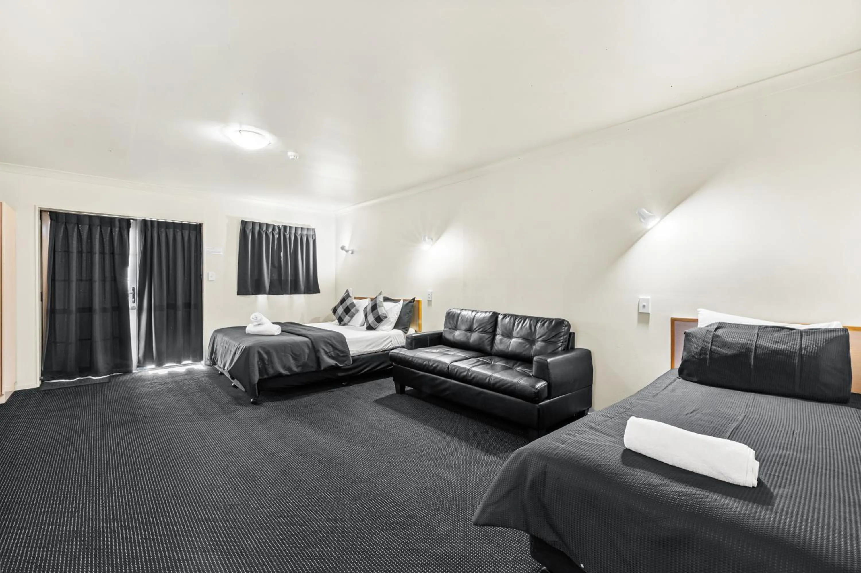 Bed in New Castle Motor Lodge