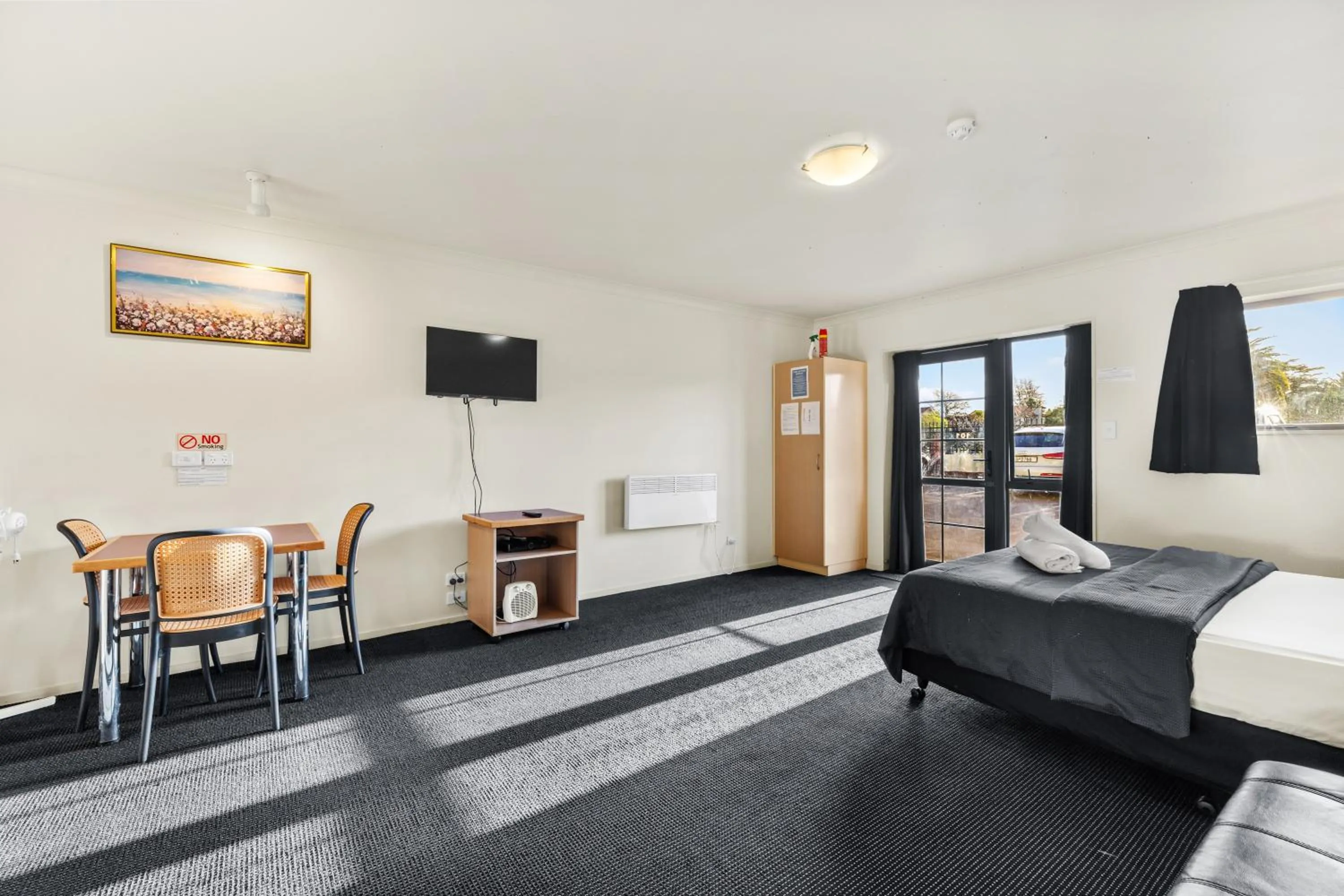 Bed in New Castle Motor Lodge