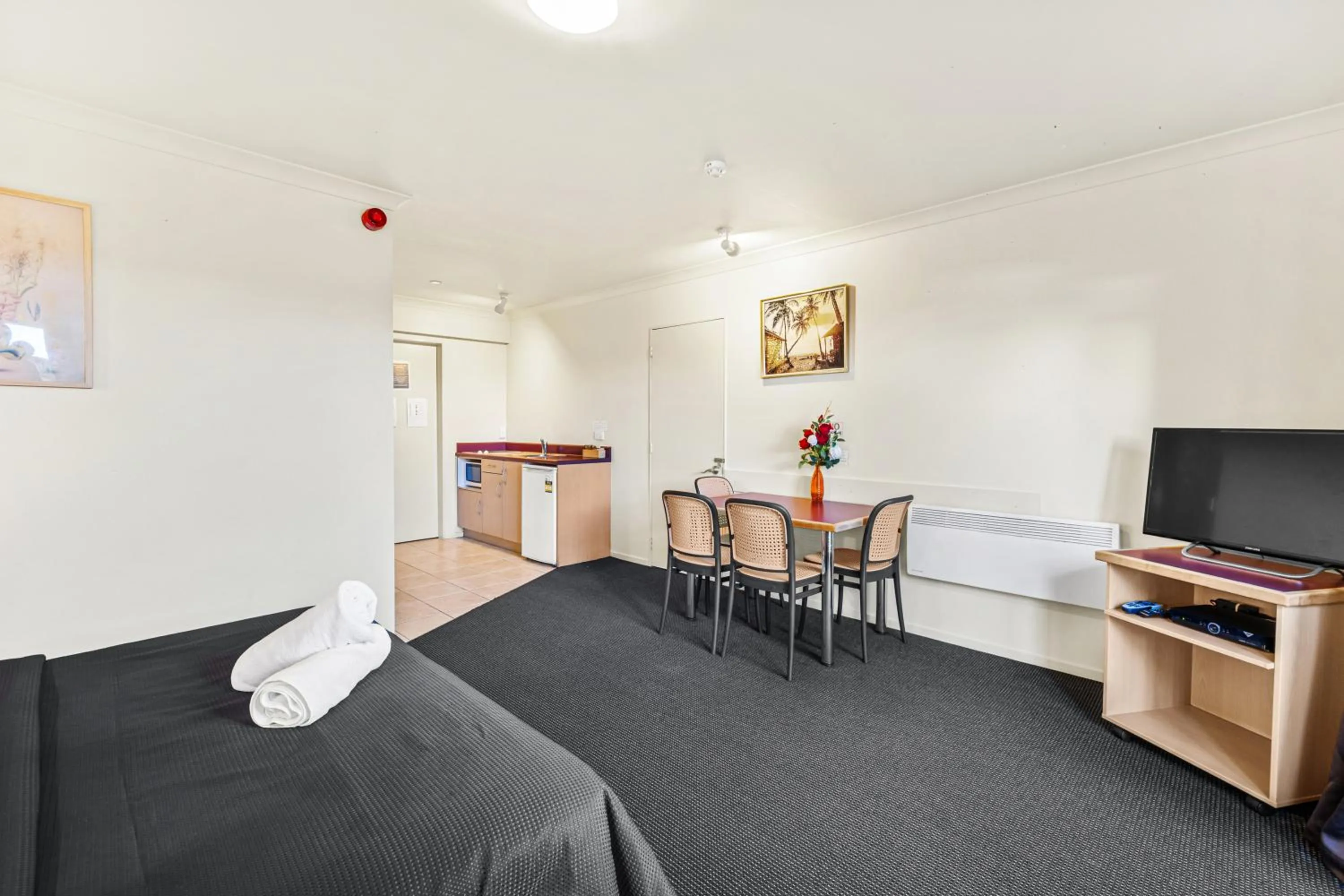 Bed in New Castle Motor Lodge