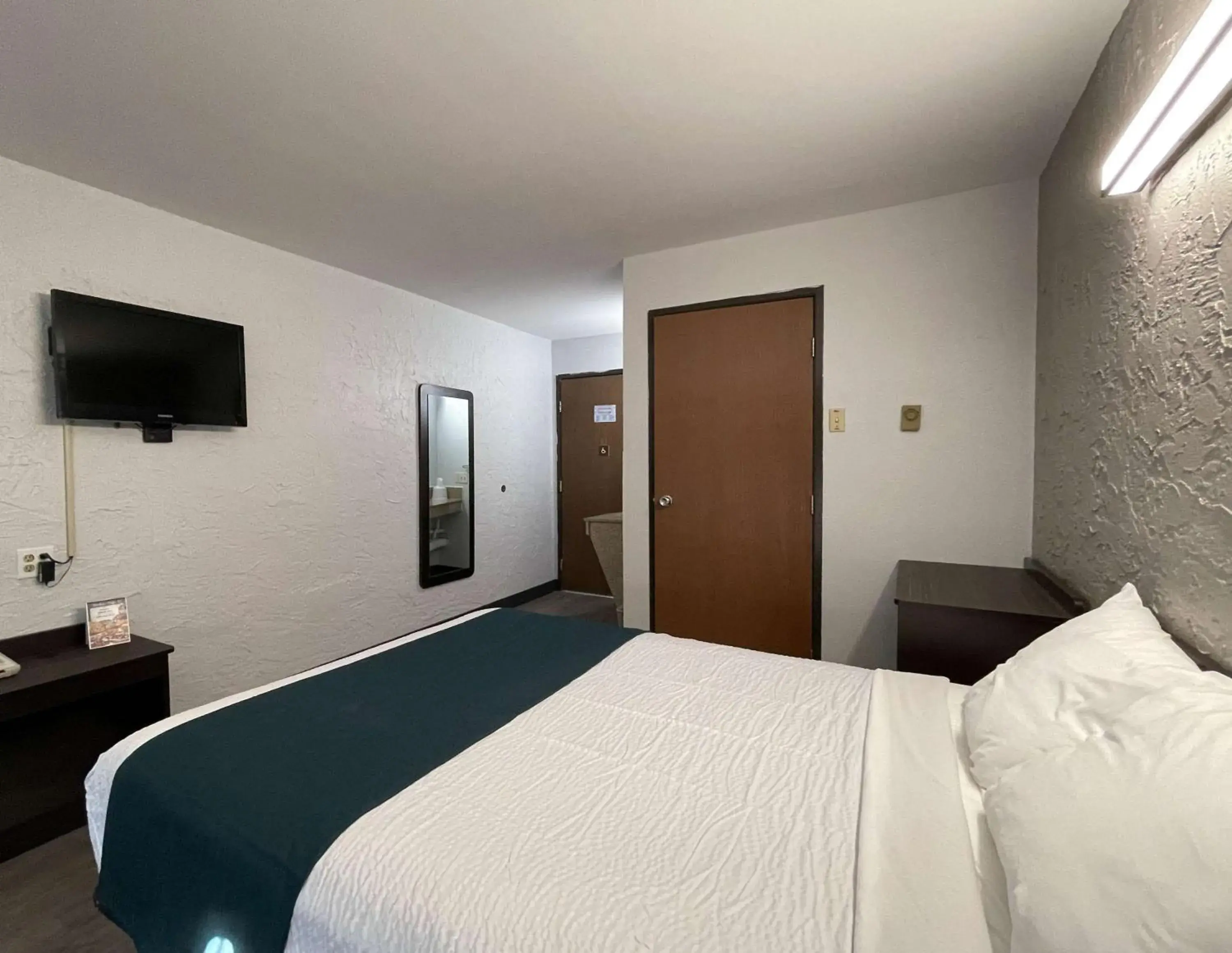 Queen Room - single occupancy - Disability Access - Non-Smoking in Motel 6-Green Bay, WI - Lambeau Queen Room - single occupancy - Disability Access - Non-Smoking in Motel 6-Green Bay, WI - Lambeau
