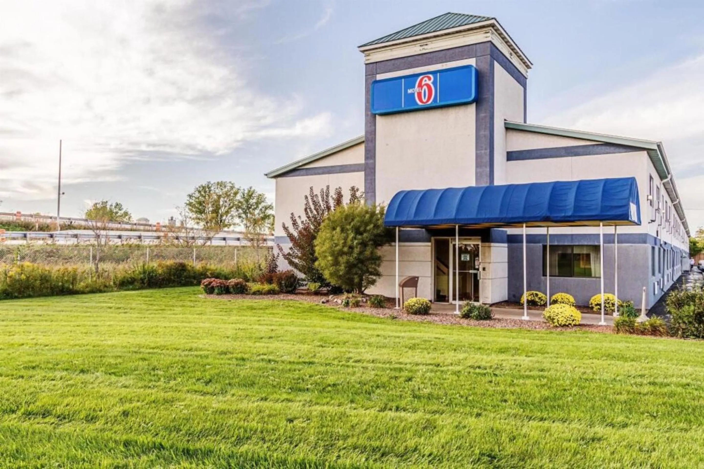 Property building in Motel 6-Green Bay, WI - Lambeau