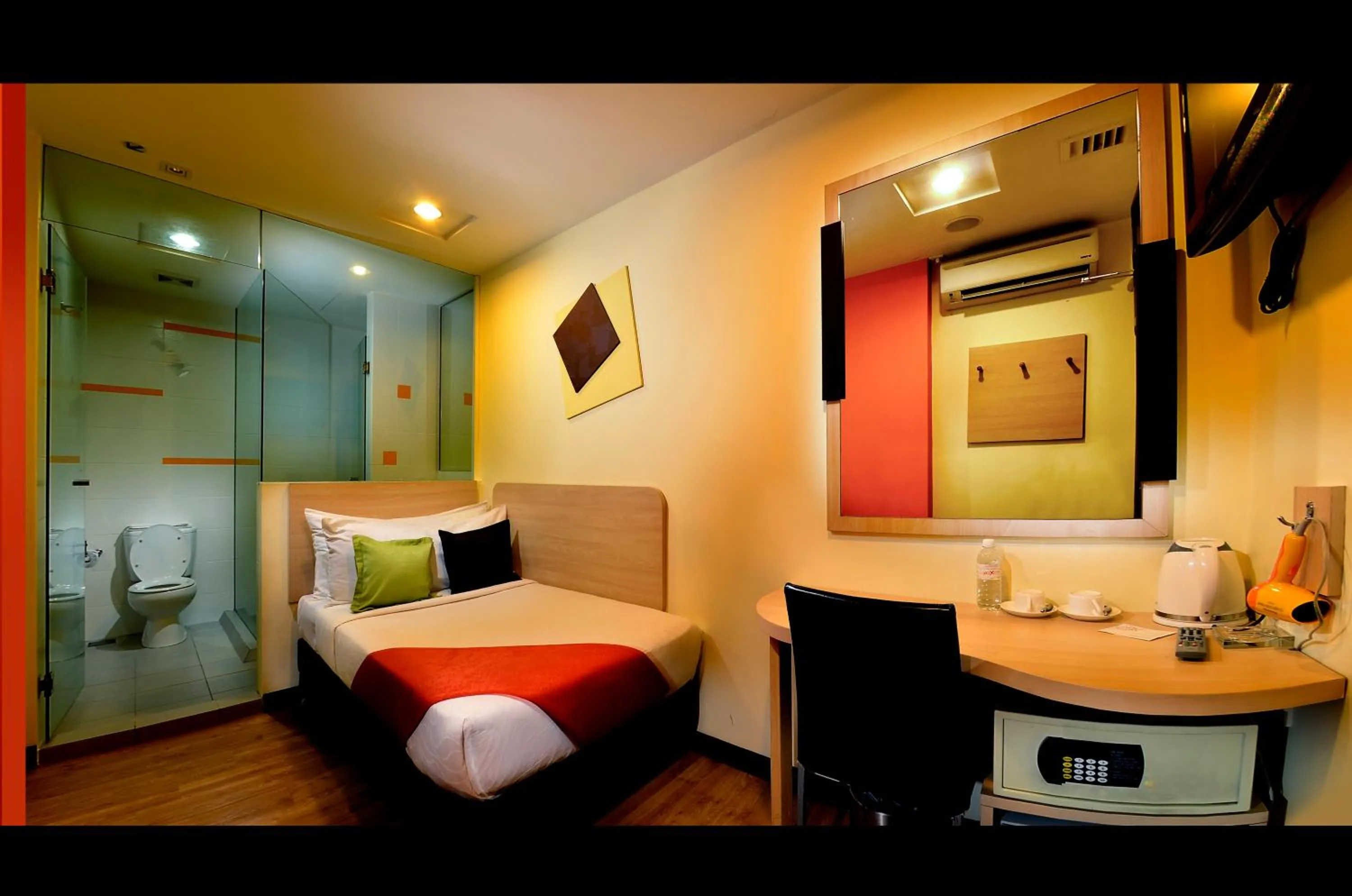 Bedroom, Bed in Hotel 98