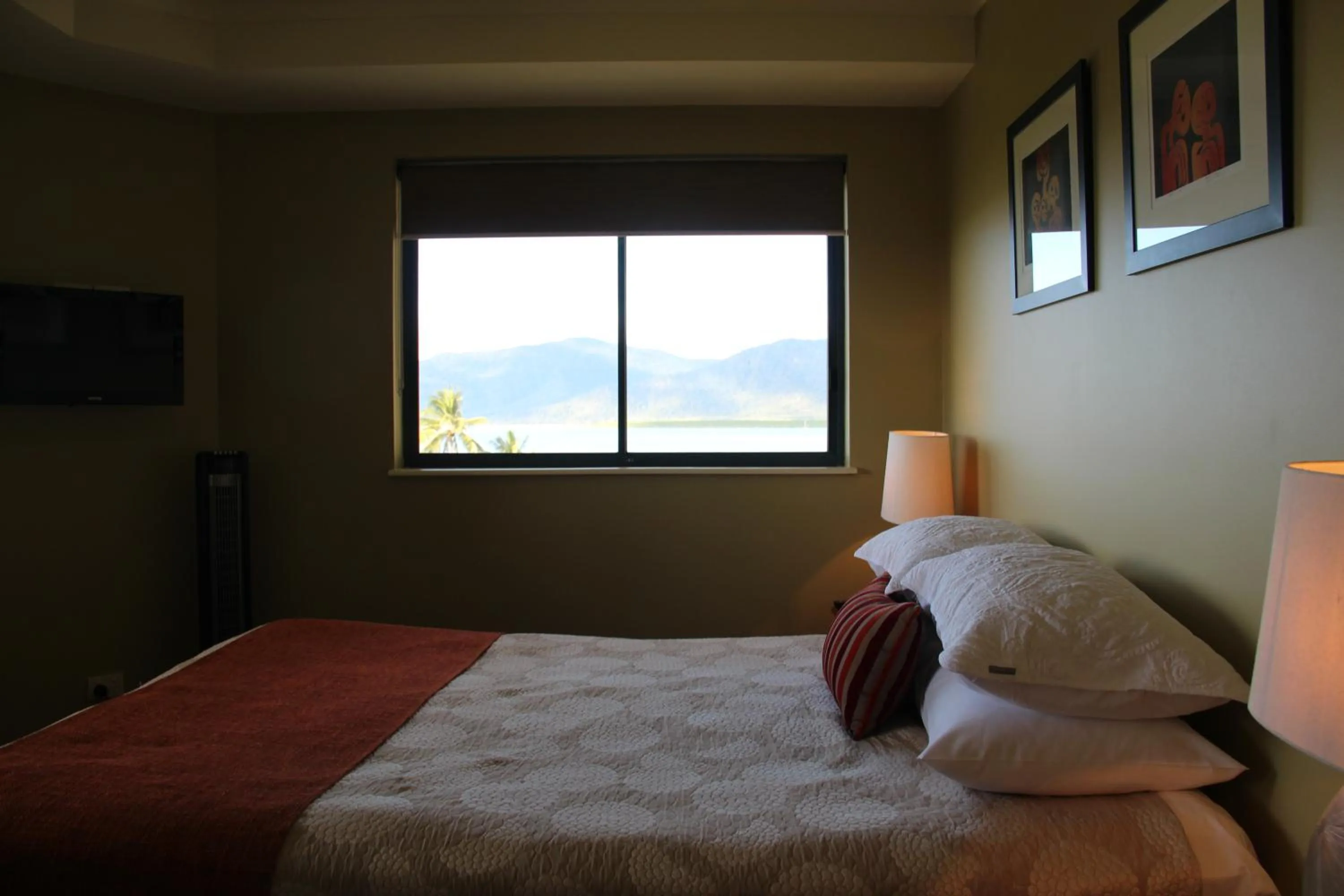 Mountain view, Bed in 181 The Esplanade