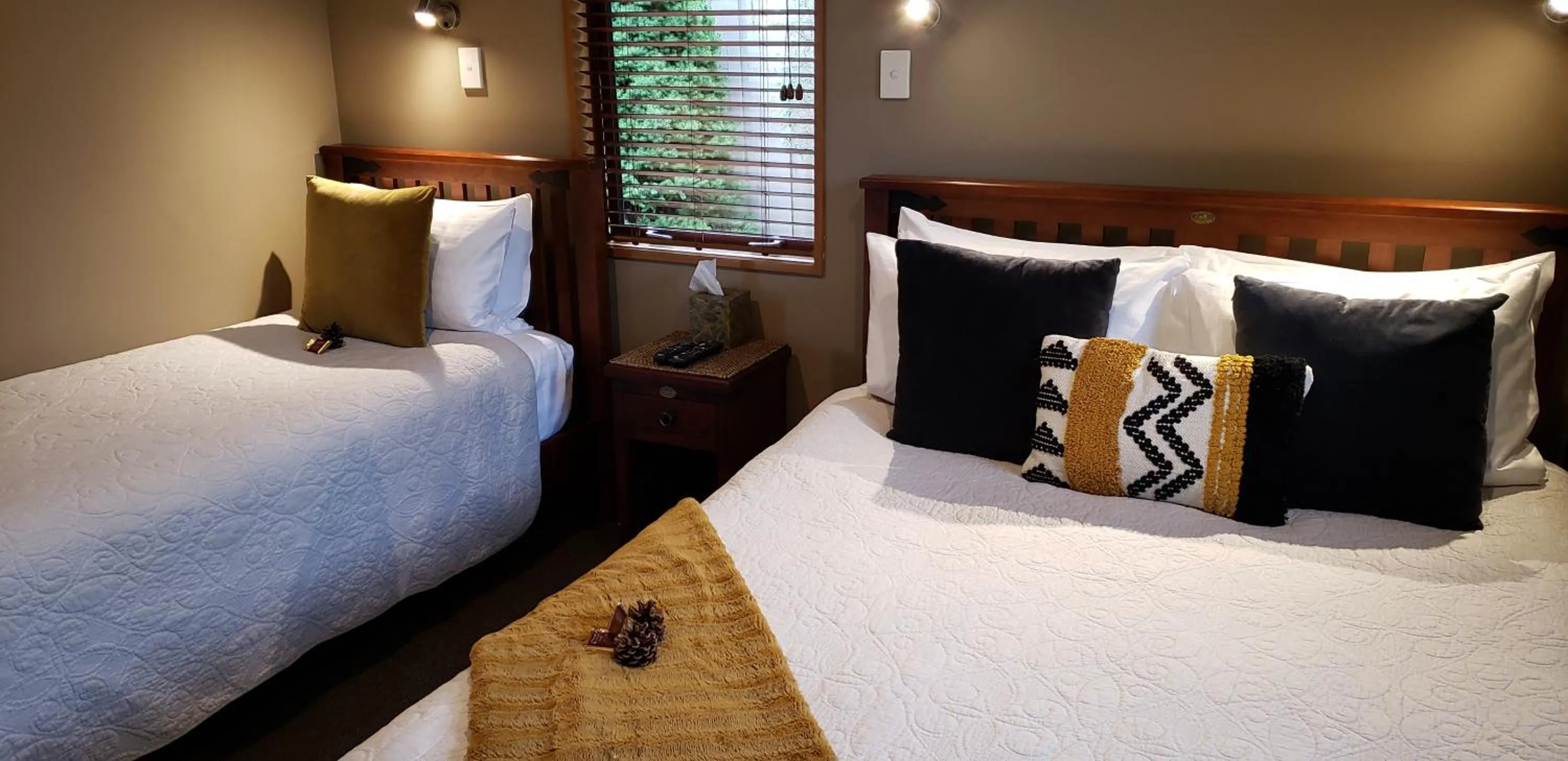 Bedroom, Bed in Settlers Boutique Motel