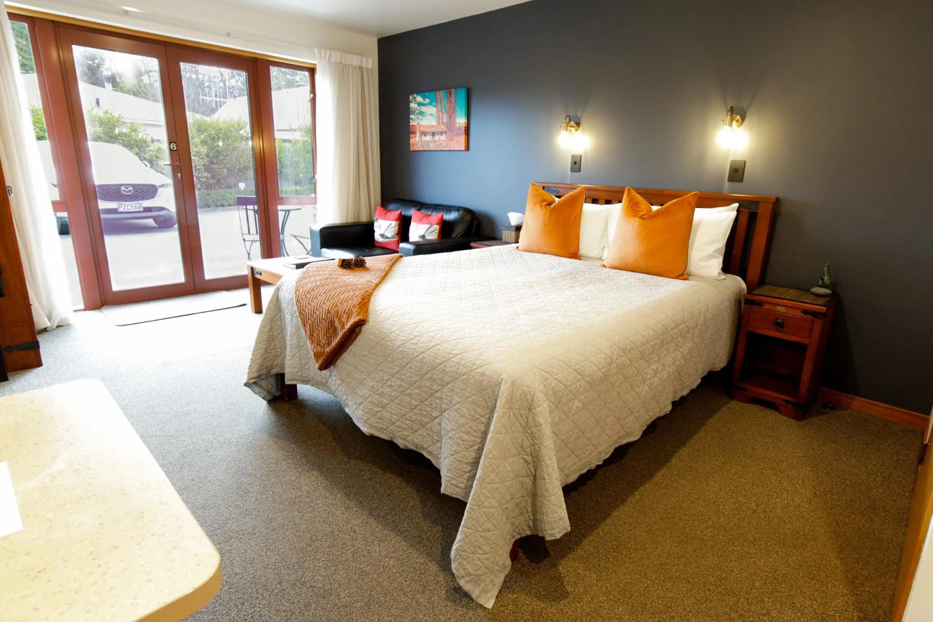 Living room, Bed in Settlers Boutique Motel