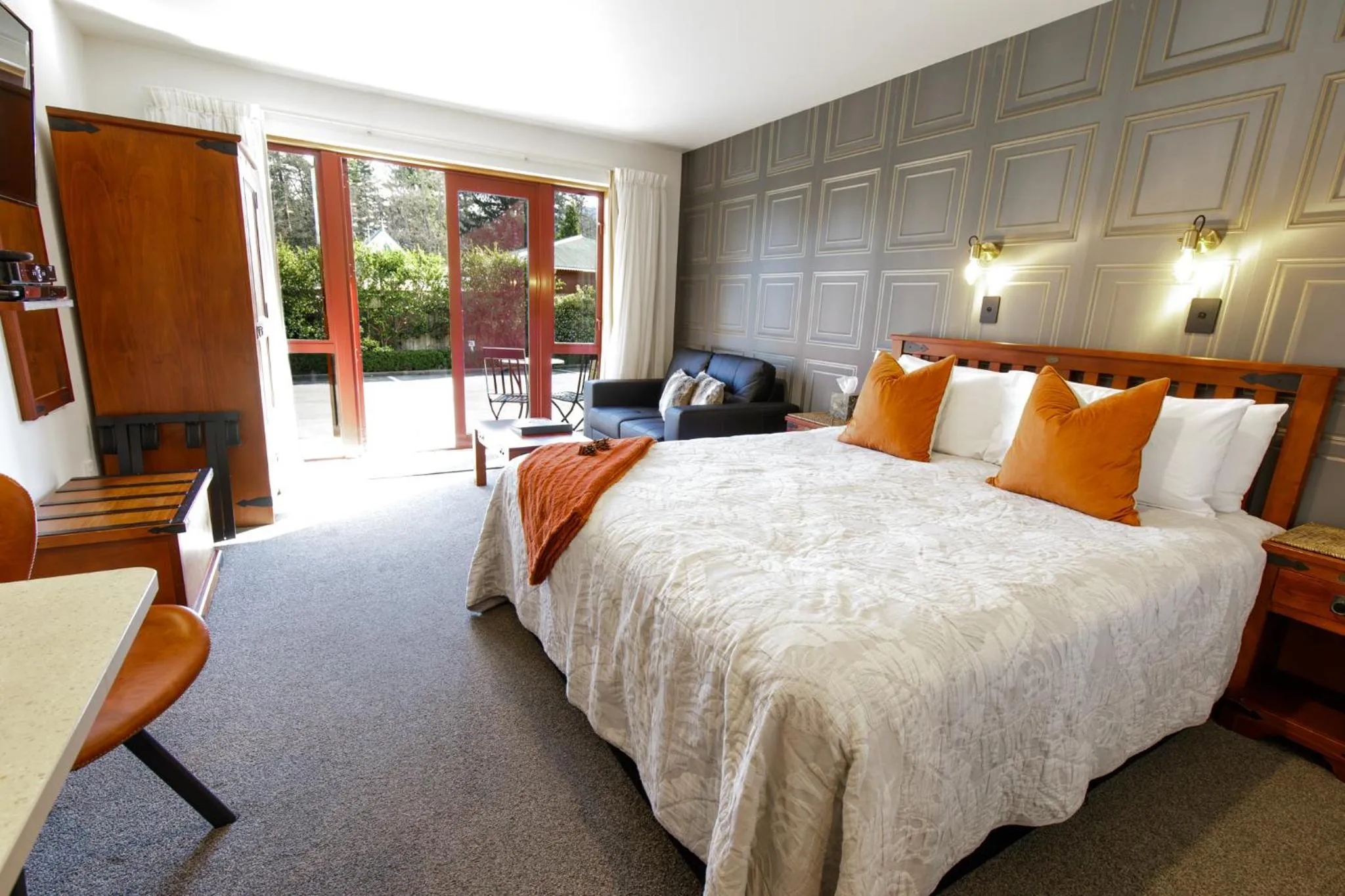 Bedroom, Bed in Settlers Boutique Motel