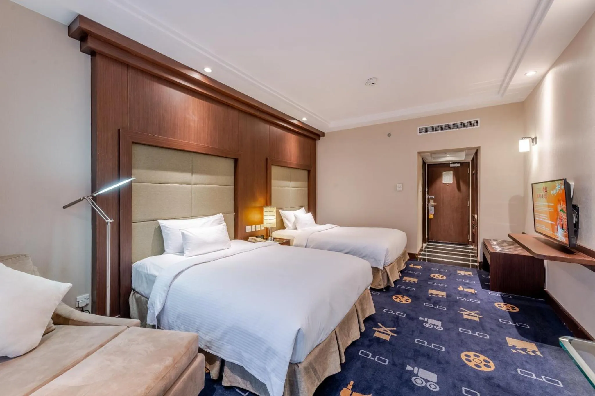 Photo of the whole room, Bed in Crowne Plaza Shanghai by IHG