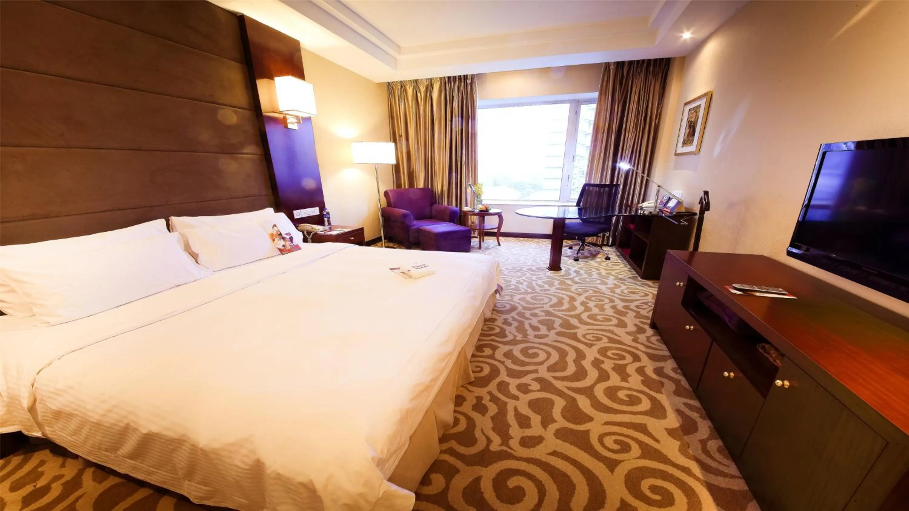 Photo of the whole room, Bed in Crowne Plaza Shanghai by IHG