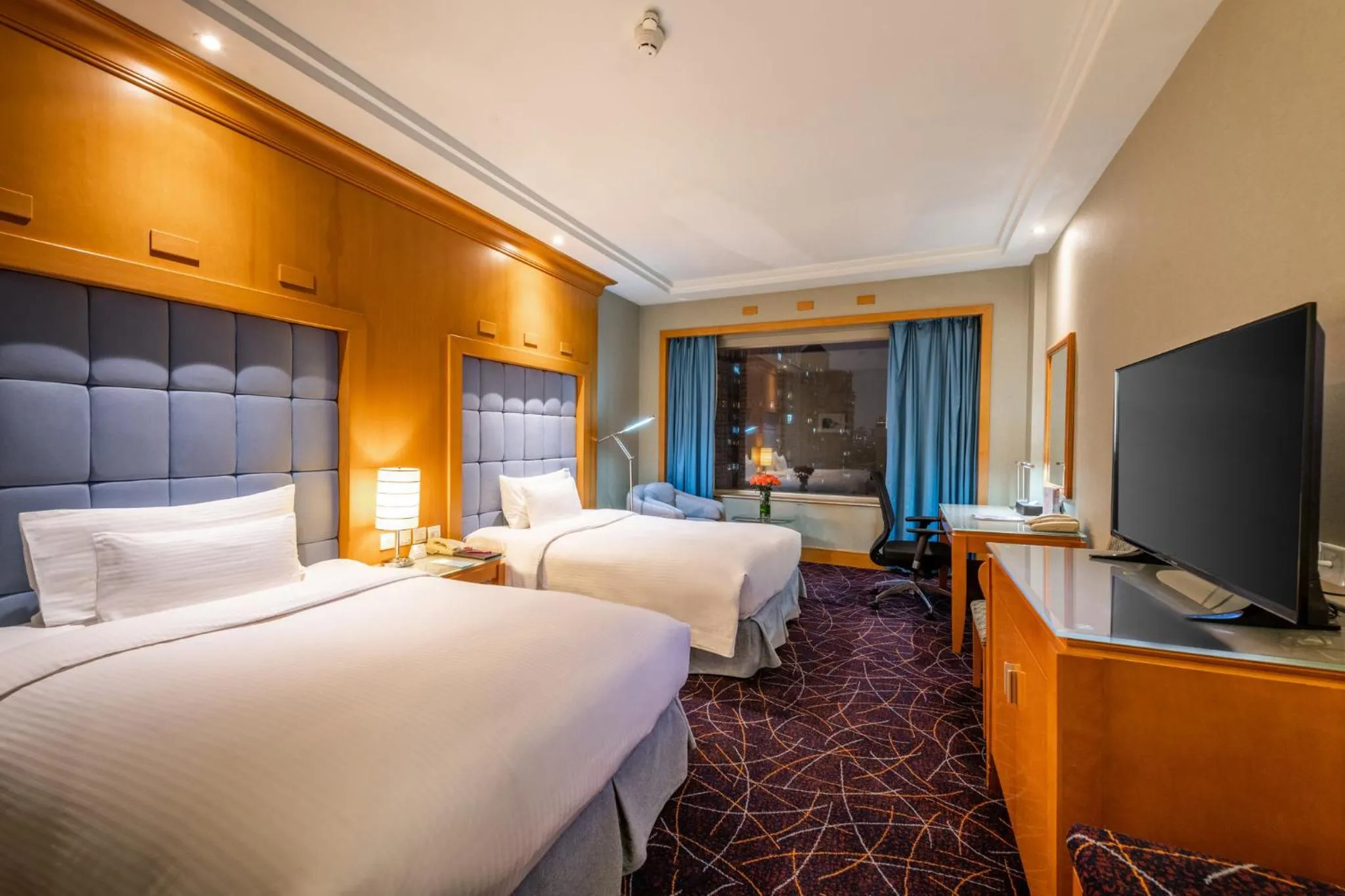 Photo of the whole room, Bed in Crowne Plaza Shanghai by IHG