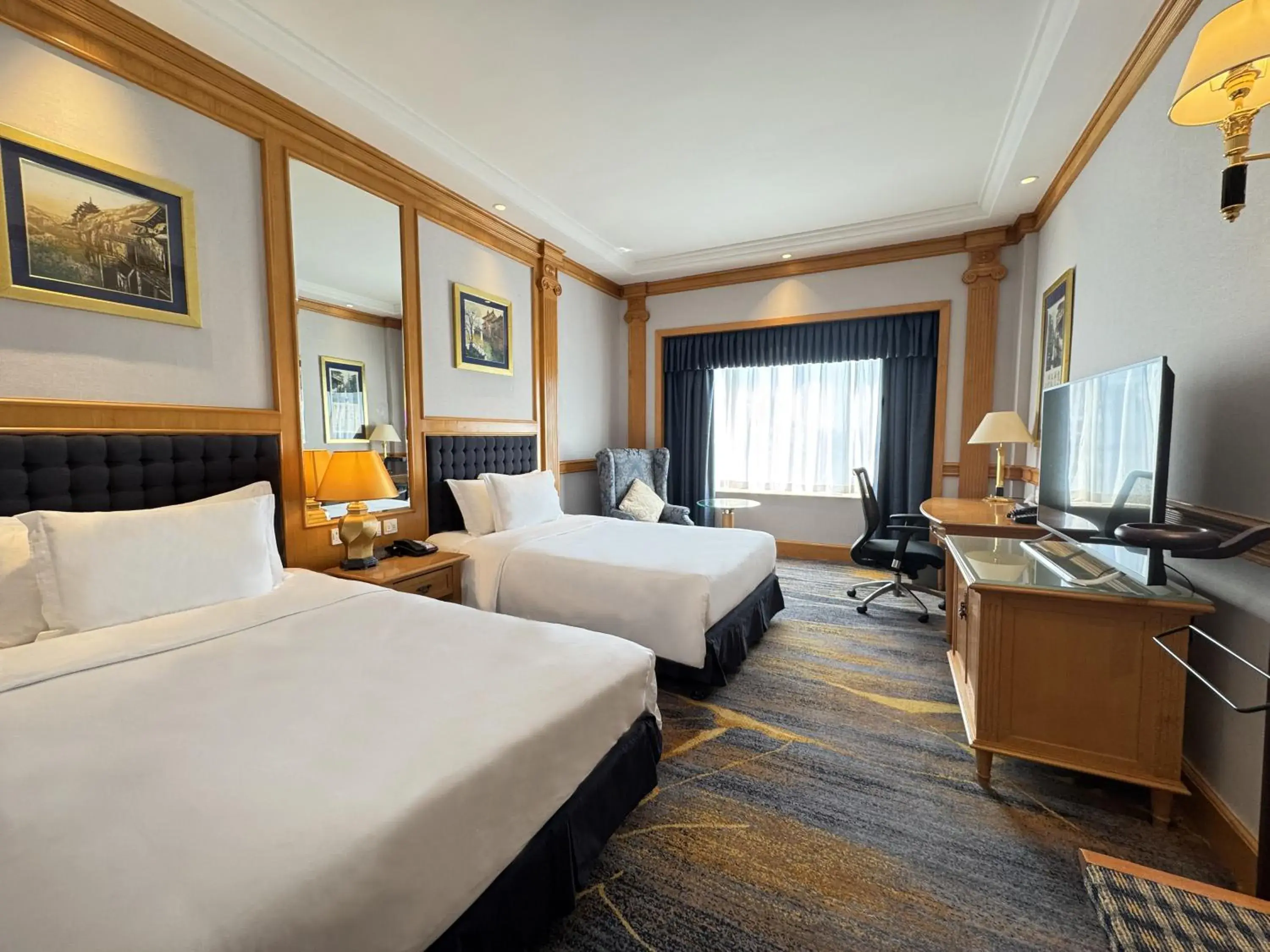 Standard Twin Room with Lounge Access in Crowne Plaza Shanghai by IHG Standard Twin Room with Lounge Access in Crowne Plaza Shanghai by IHG