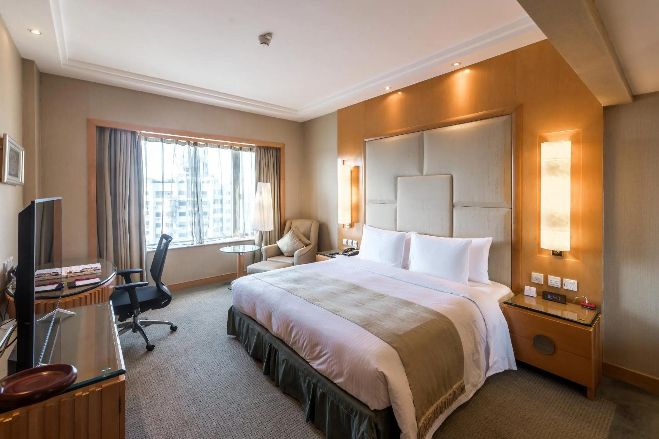 Photo of the whole room, Bed in Crowne Plaza Shanghai by IHG
