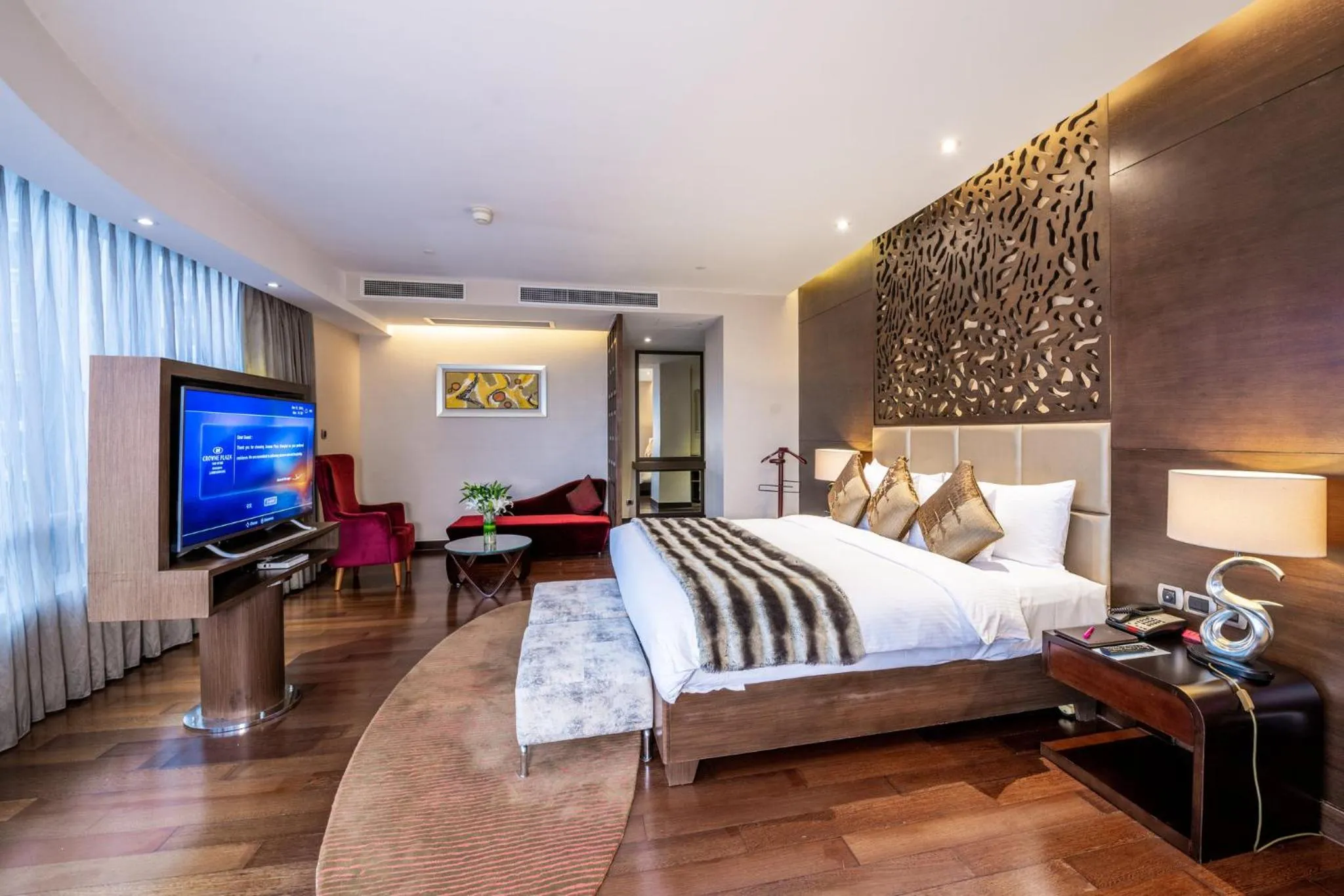 Photo of the whole room, Bed in Crowne Plaza Shanghai by IHG