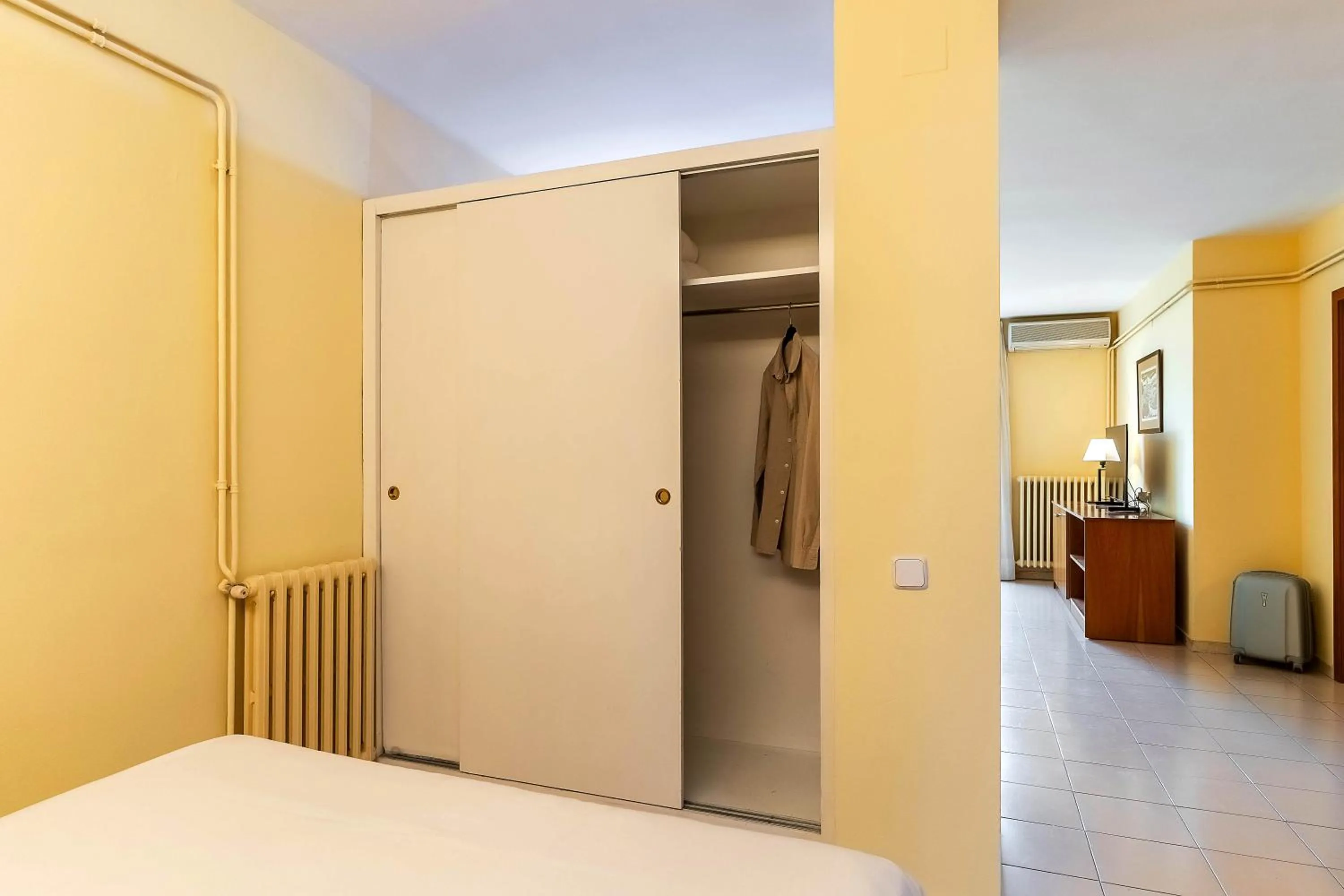 wardrobe, Bed in Aparthotel Bertrán