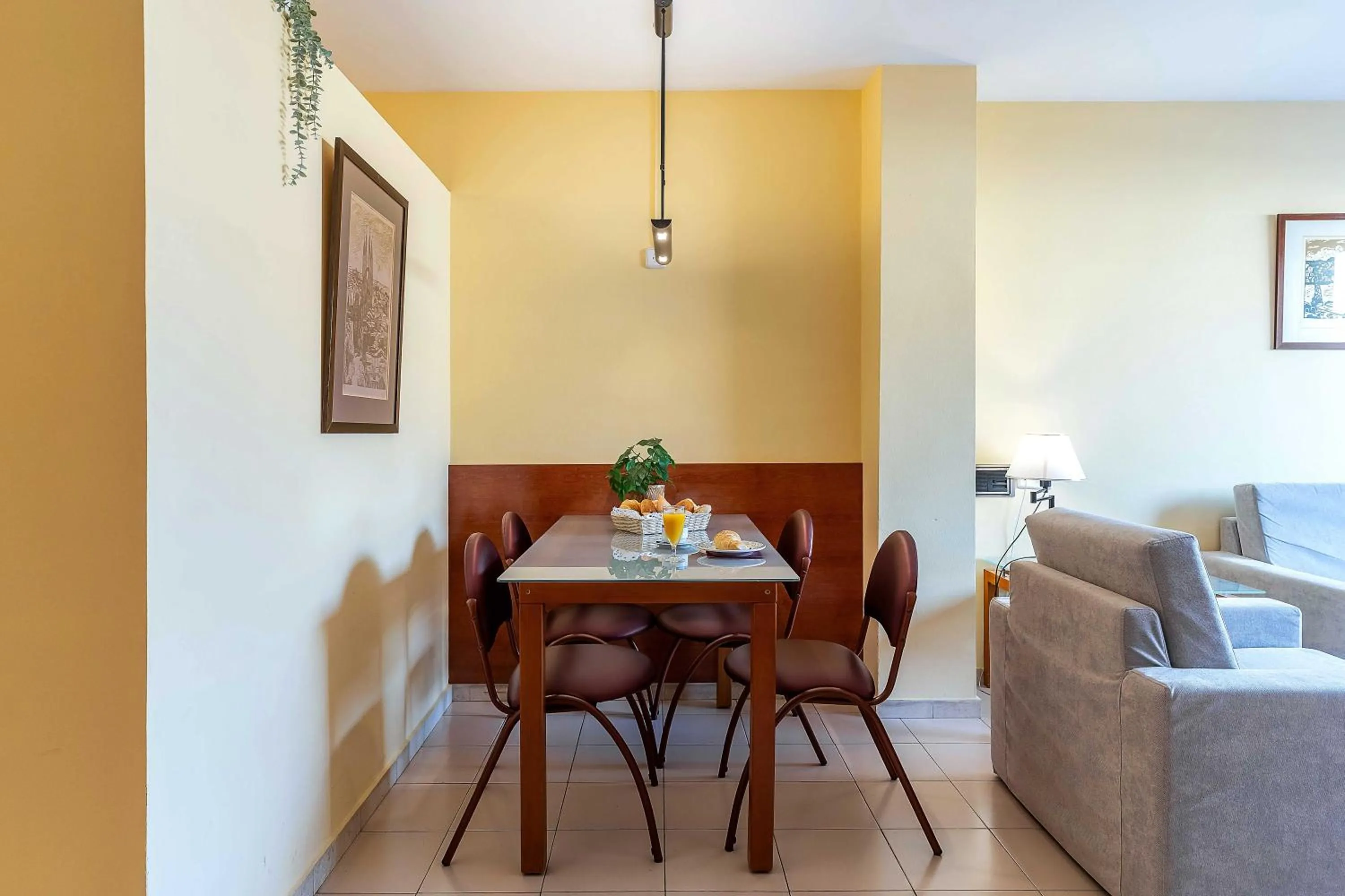 Dining area in Aparthotel Bertrán