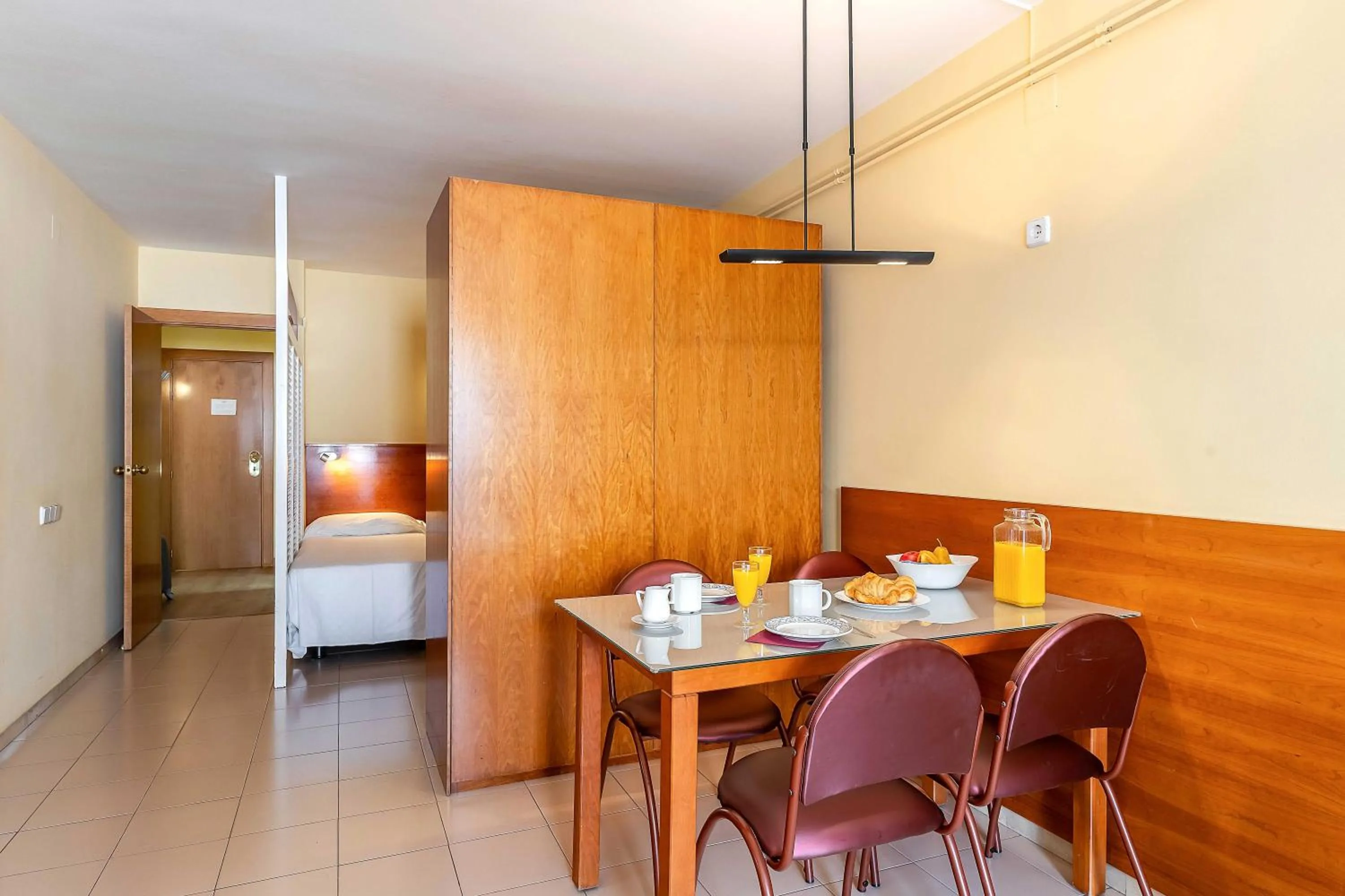 Dining area, Bed in Aparthotel Bertrán