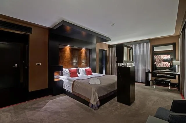 Bed in Platinum Palace Boutique Hotel & SPA