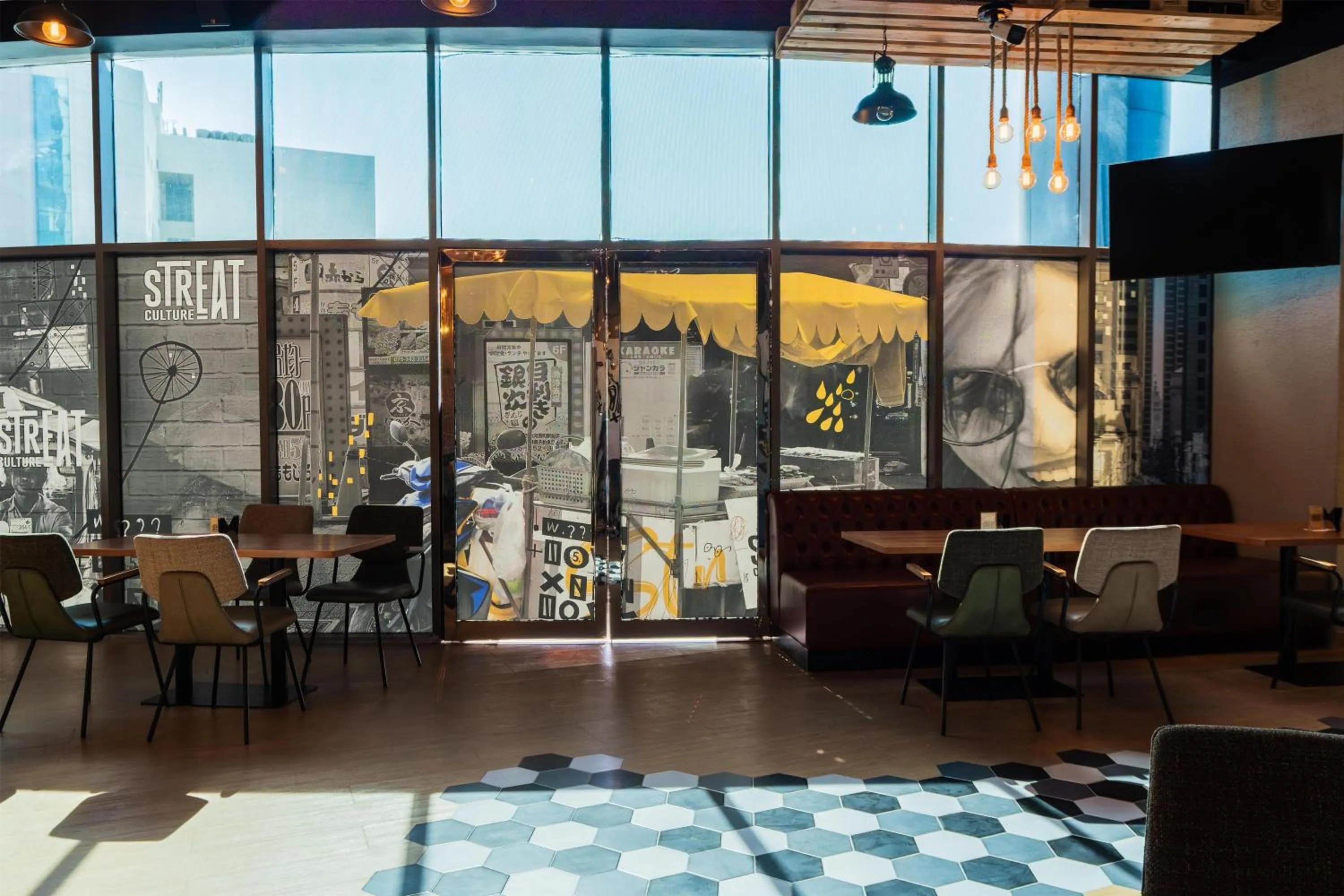 Lounge or bar in DoubleTree by Hilton Dubai Port Saeed