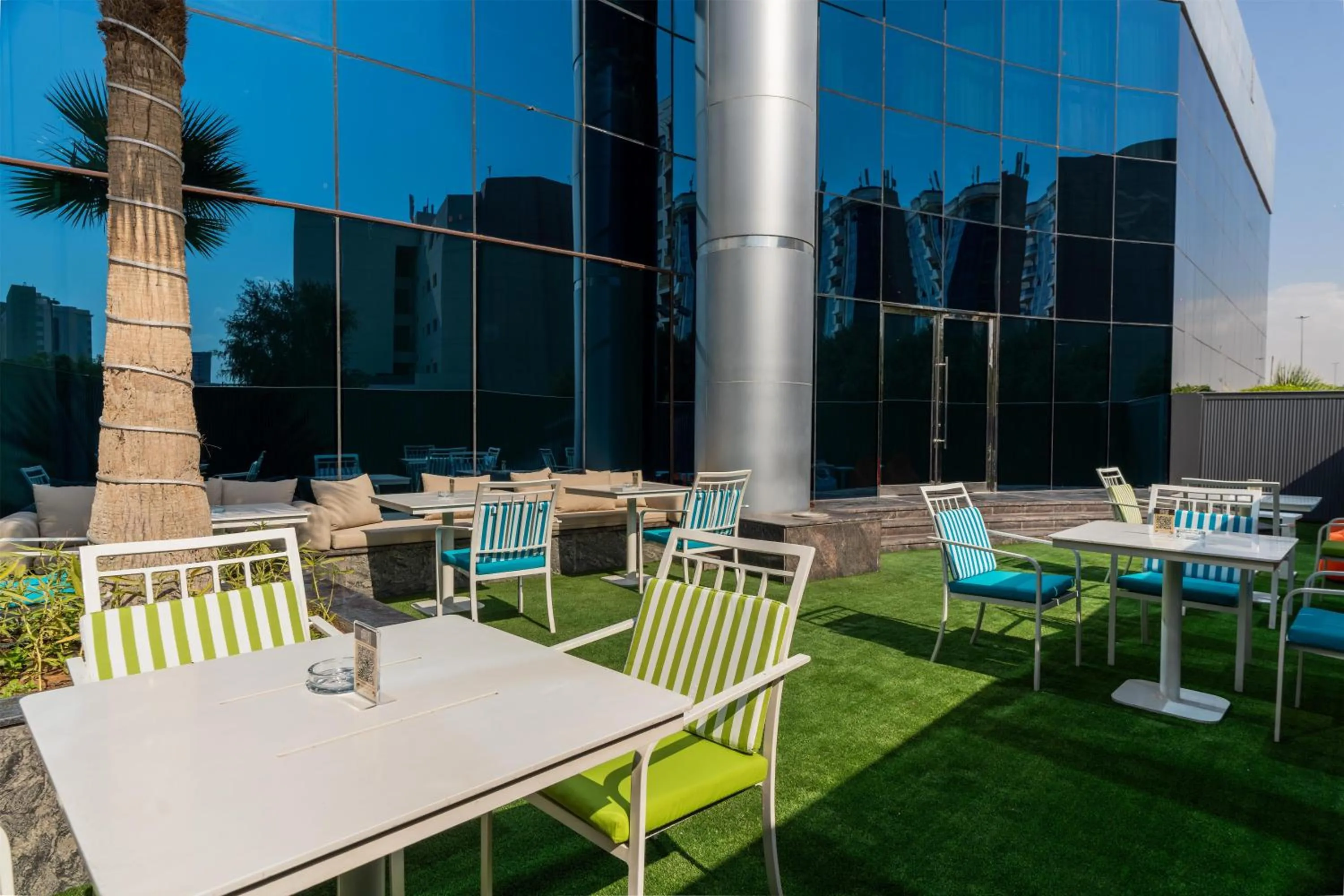 Lounge or bar in DoubleTree by Hilton Dubai Port Saeed