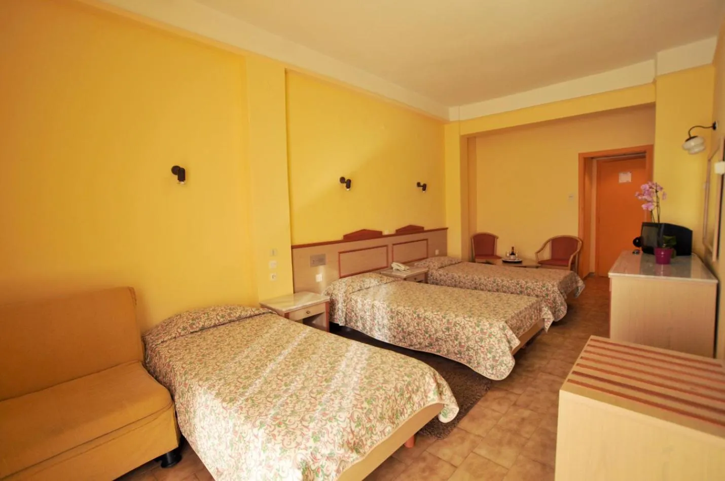 Photo of the whole room, Bed in Ilis Hotel
