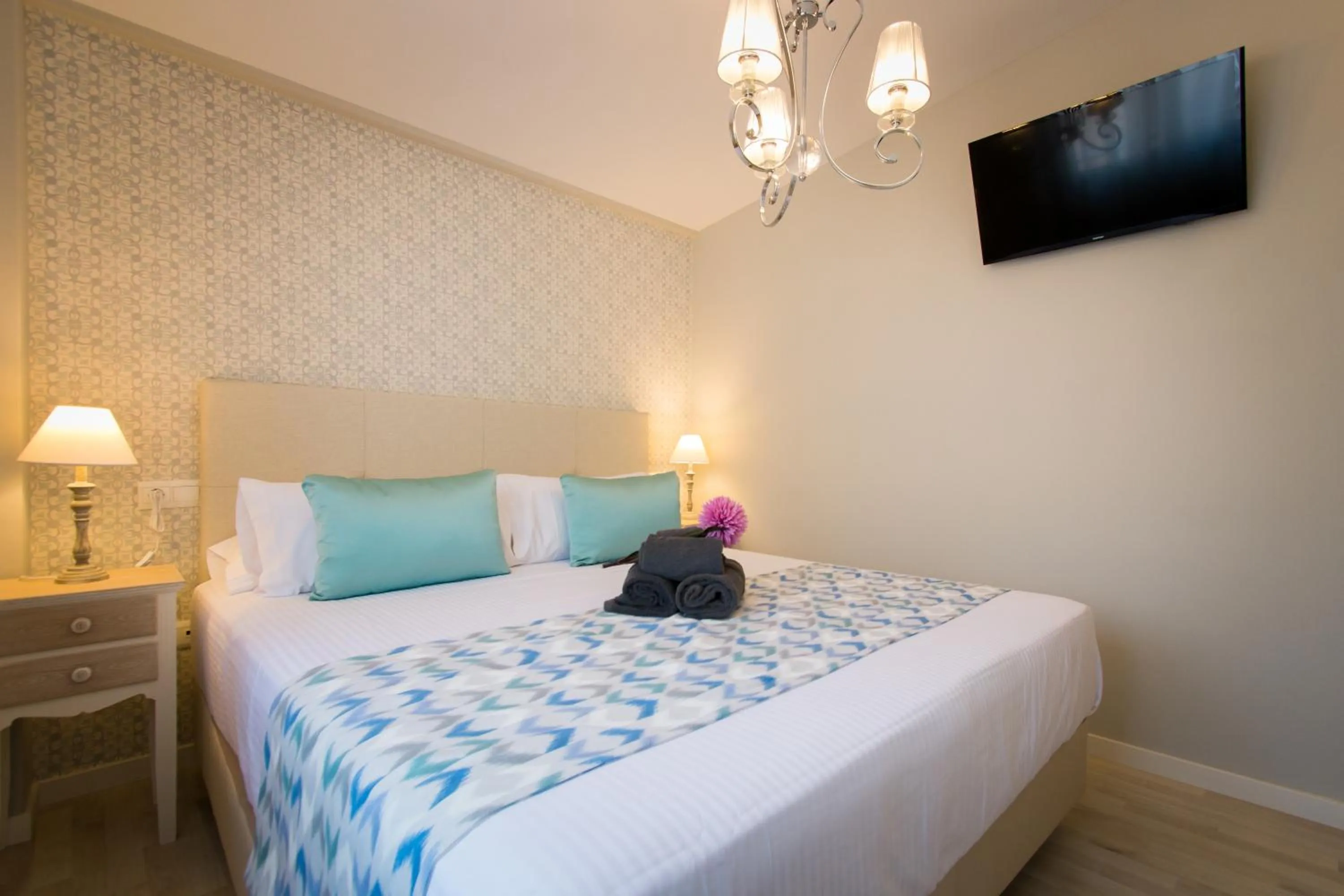 Bedroom, Bed in Holidays2Malaga Suites