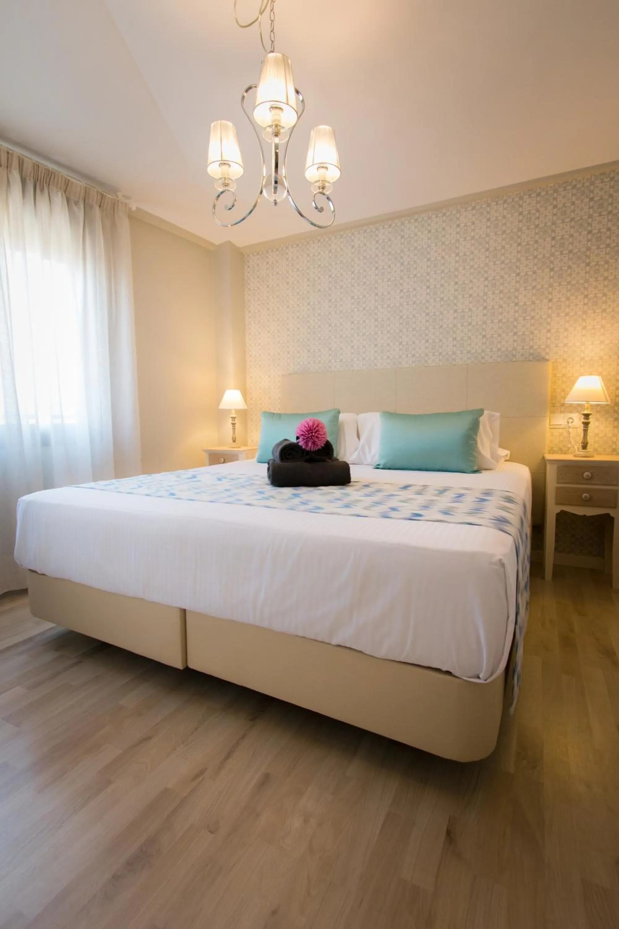 Bedroom, Bed in Holidays2Malaga Suites