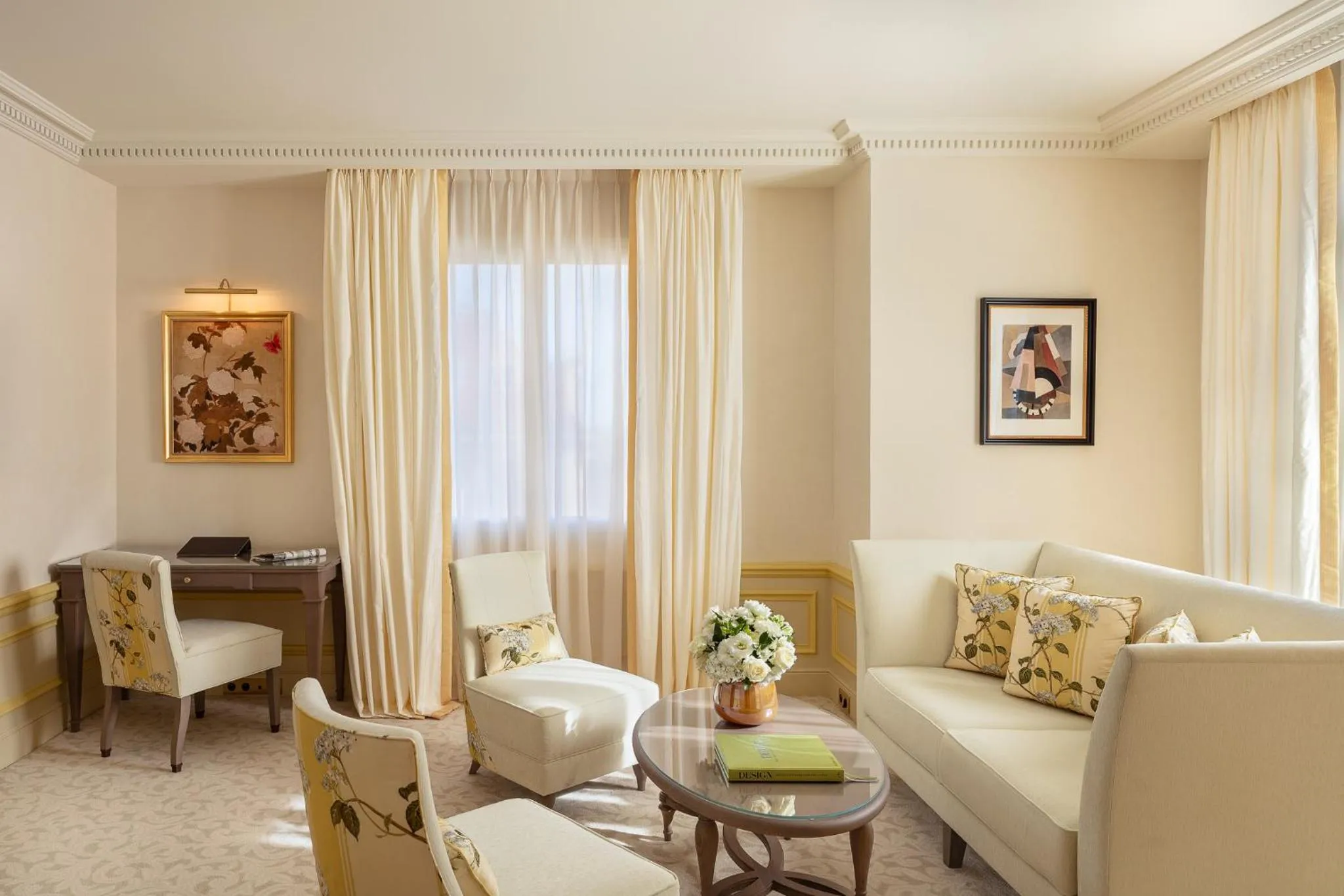 Living room, Bed in Hôtel Métropole Monte-Carlo - Spa Guerlain