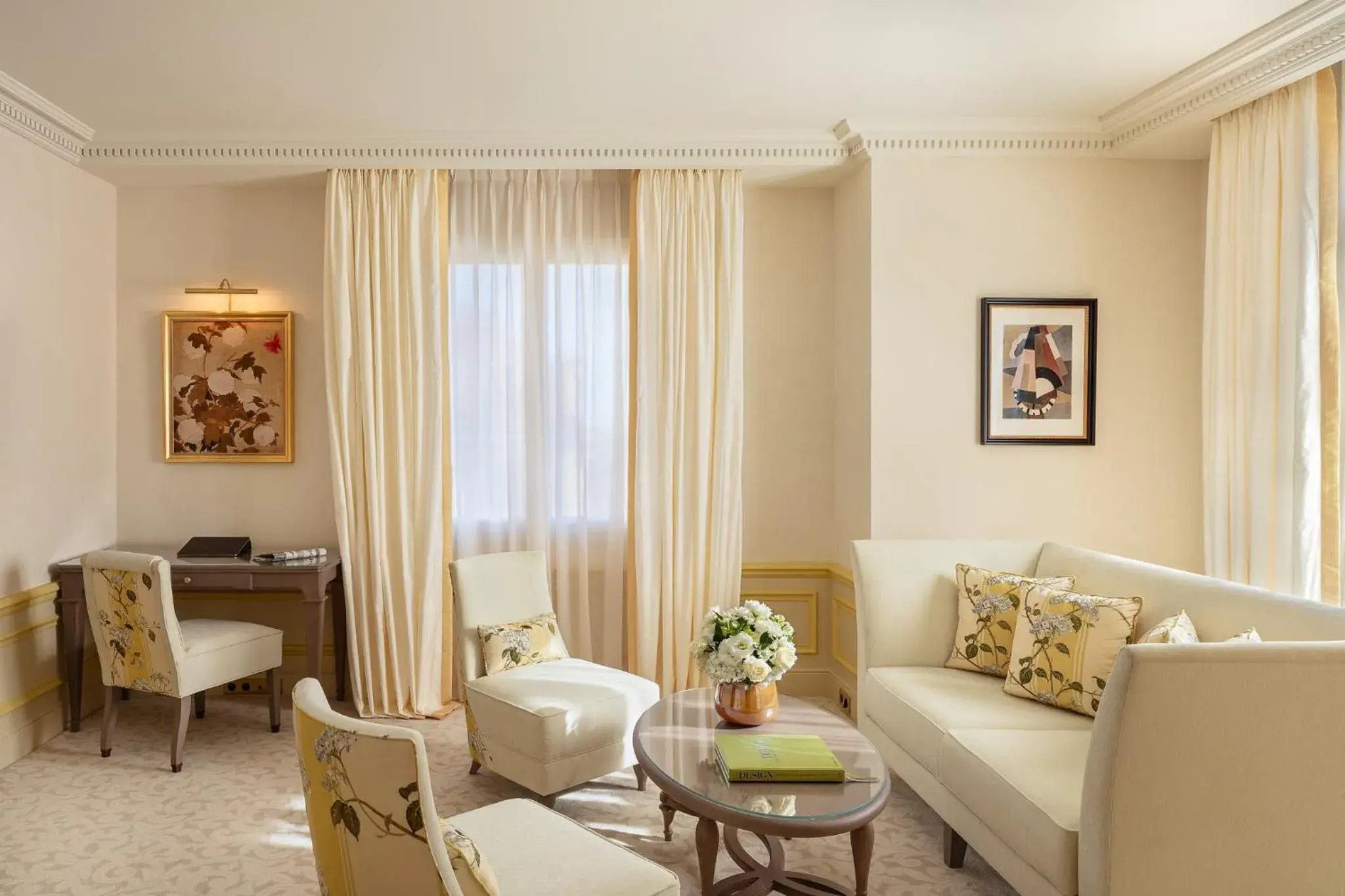 Living room, Bed in Hôtel Métropole Monte-Carlo - Spa Guerlain Living room, Bed in Hôtel Métropole Monte-Carlo - Spa Guerlain