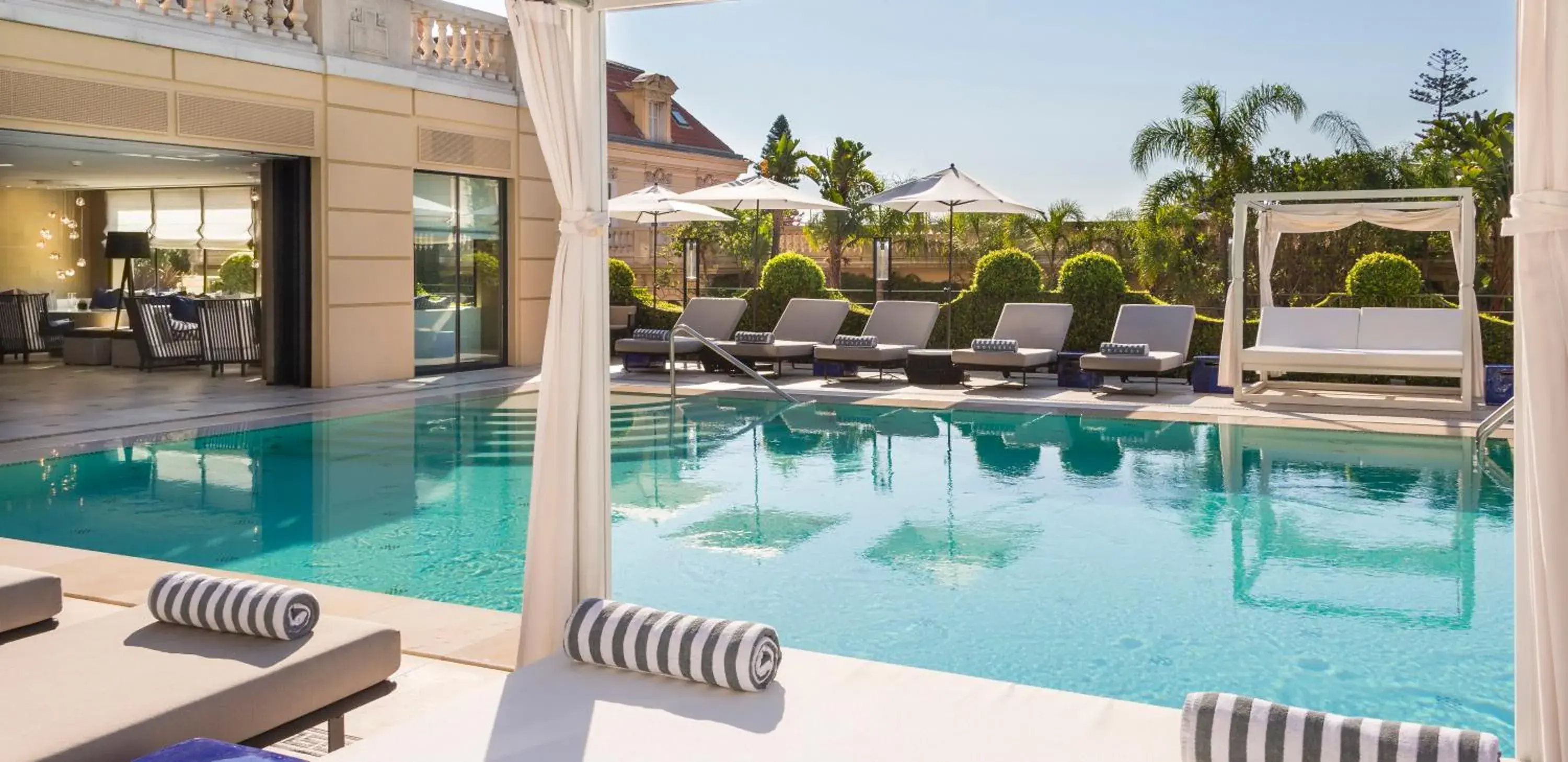 Swimming pool in Hôtel Métropole Monte-Carlo Swimming pool in Hôtel Métropole Monte-Carlo