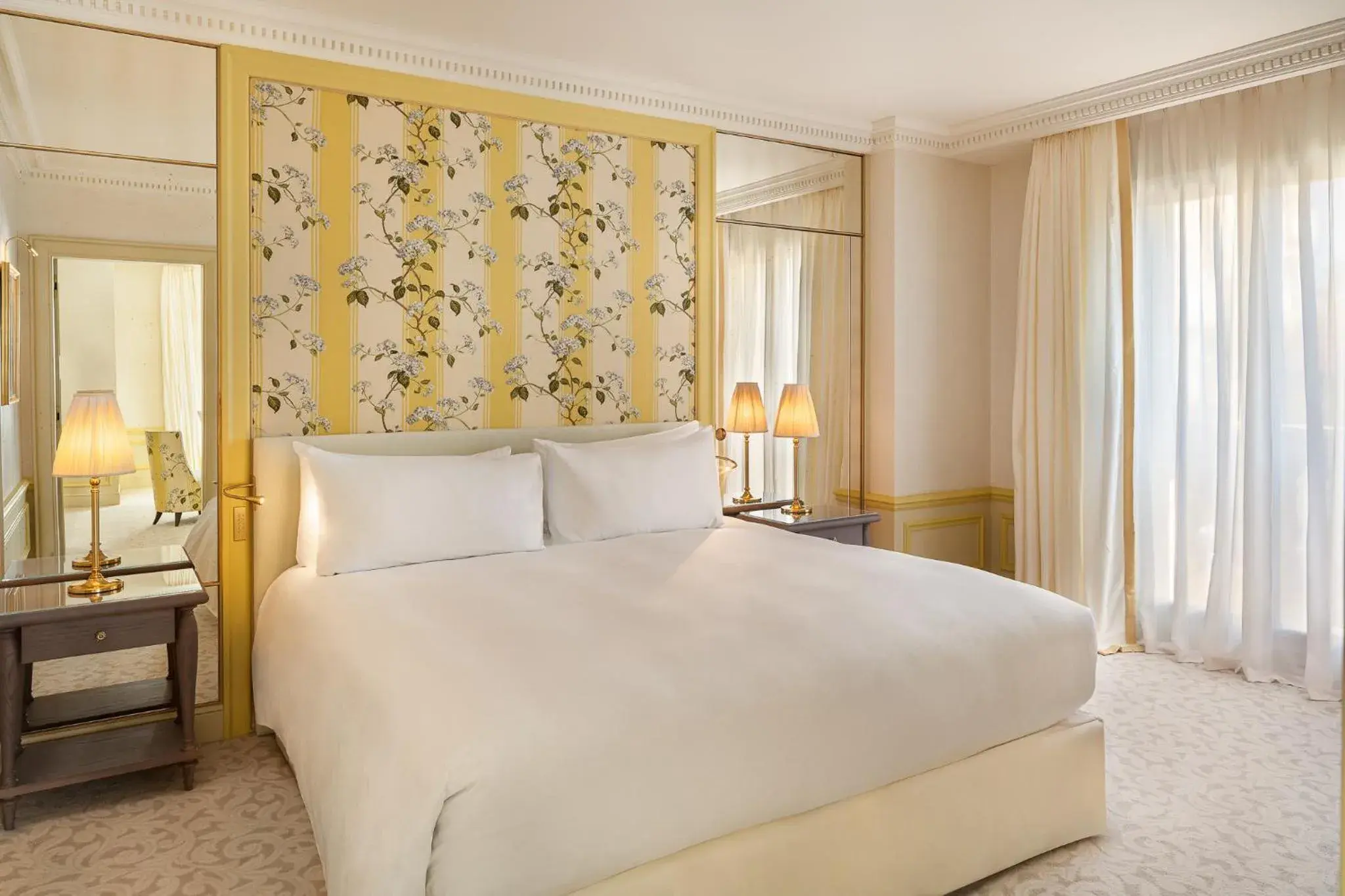 Bedroom, Bed in Hôtel Métropole Monte-Carlo - Spa Guerlain Bedroom, Bed in Hôtel Métropole Monte-Carlo - Spa Guerlain