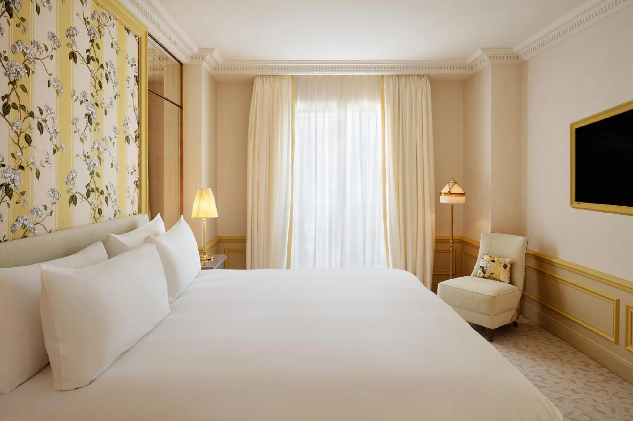 Bedroom, Bed in Hôtel Métropole Monte-Carlo - Spa Guerlain