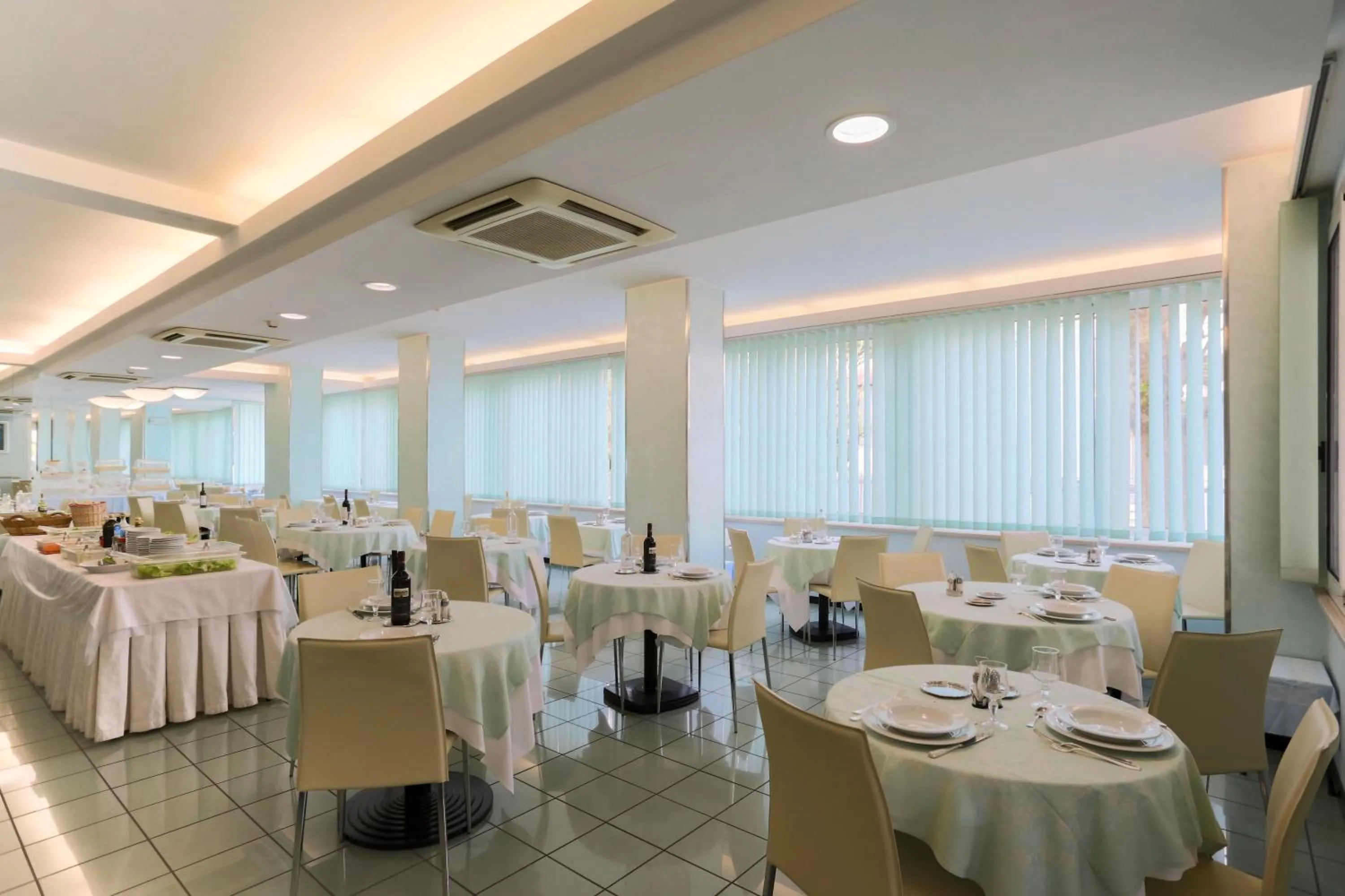 Restaurant/places to eat in Hotel Ideal Bianchini