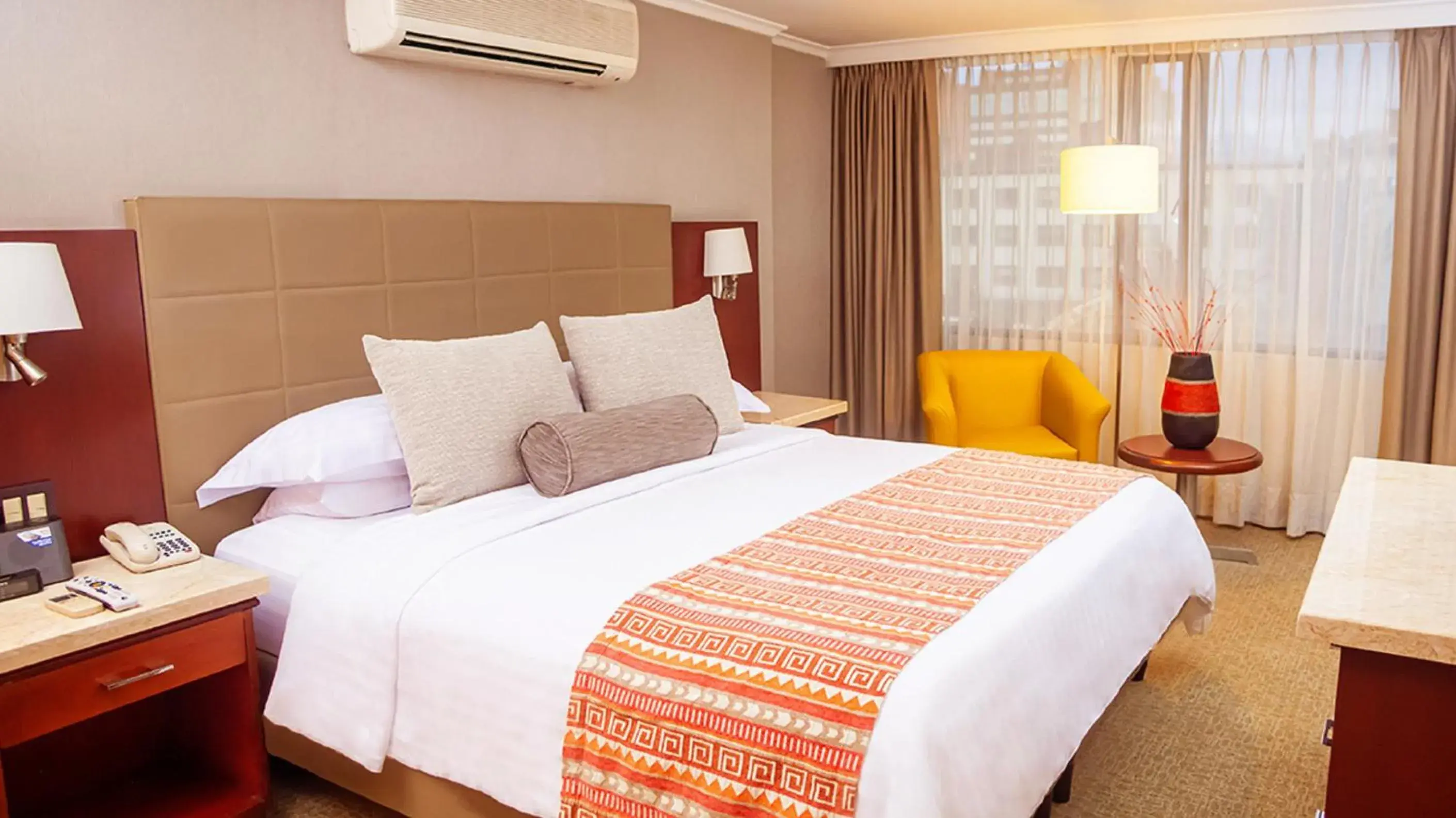 King Suite with Bathtub - Non-Smoking in Bogota Plaza Hotel King Suite with Bathtub - Non-Smoking in Bogota Plaza Hotel