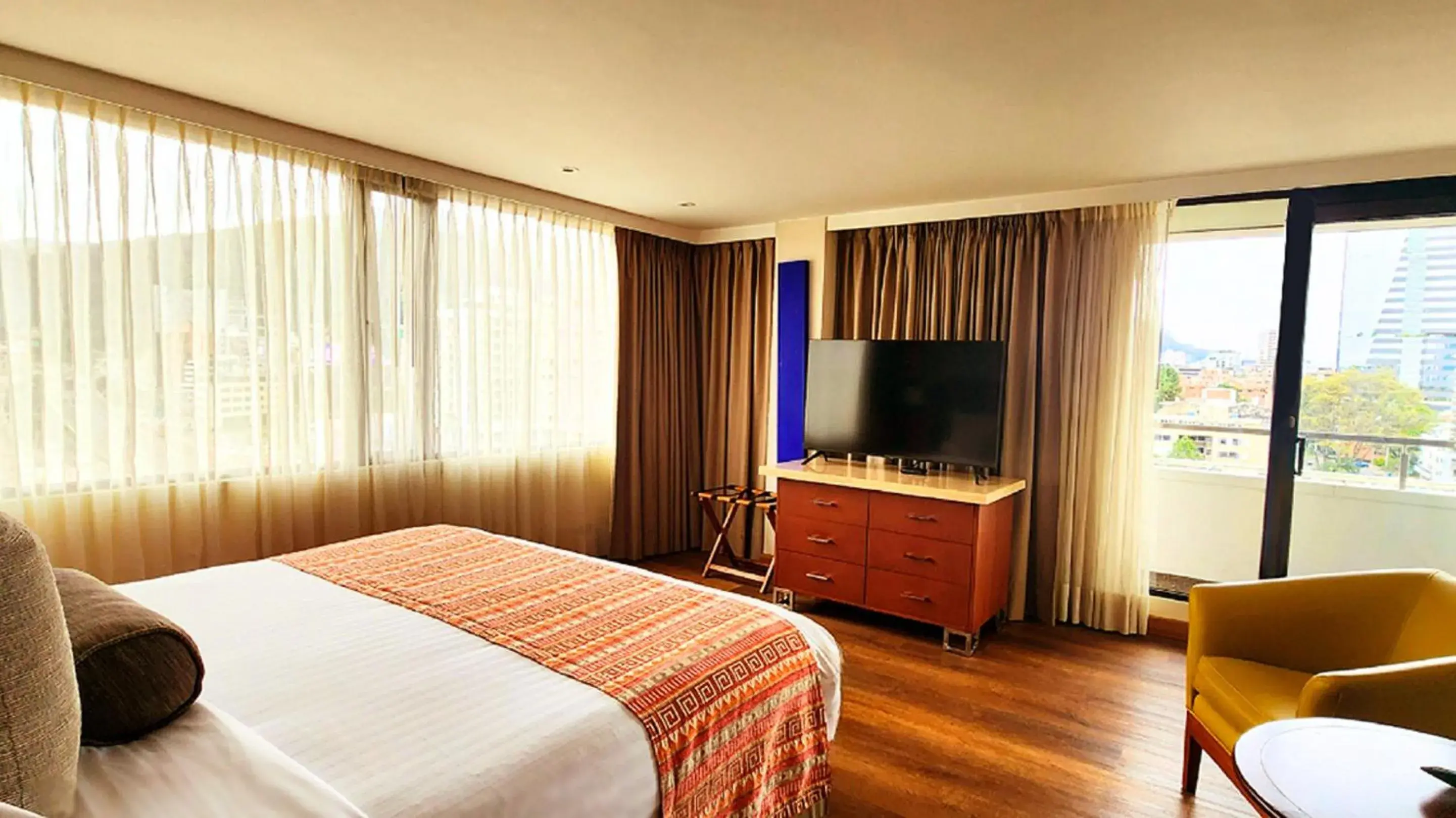 King Suite with Bathtub and Balcony - Non-Smoking in Bogota Plaza Hotel King Suite with Bathtub and Balcony - Non-Smoking in Bogota Plaza Hotel