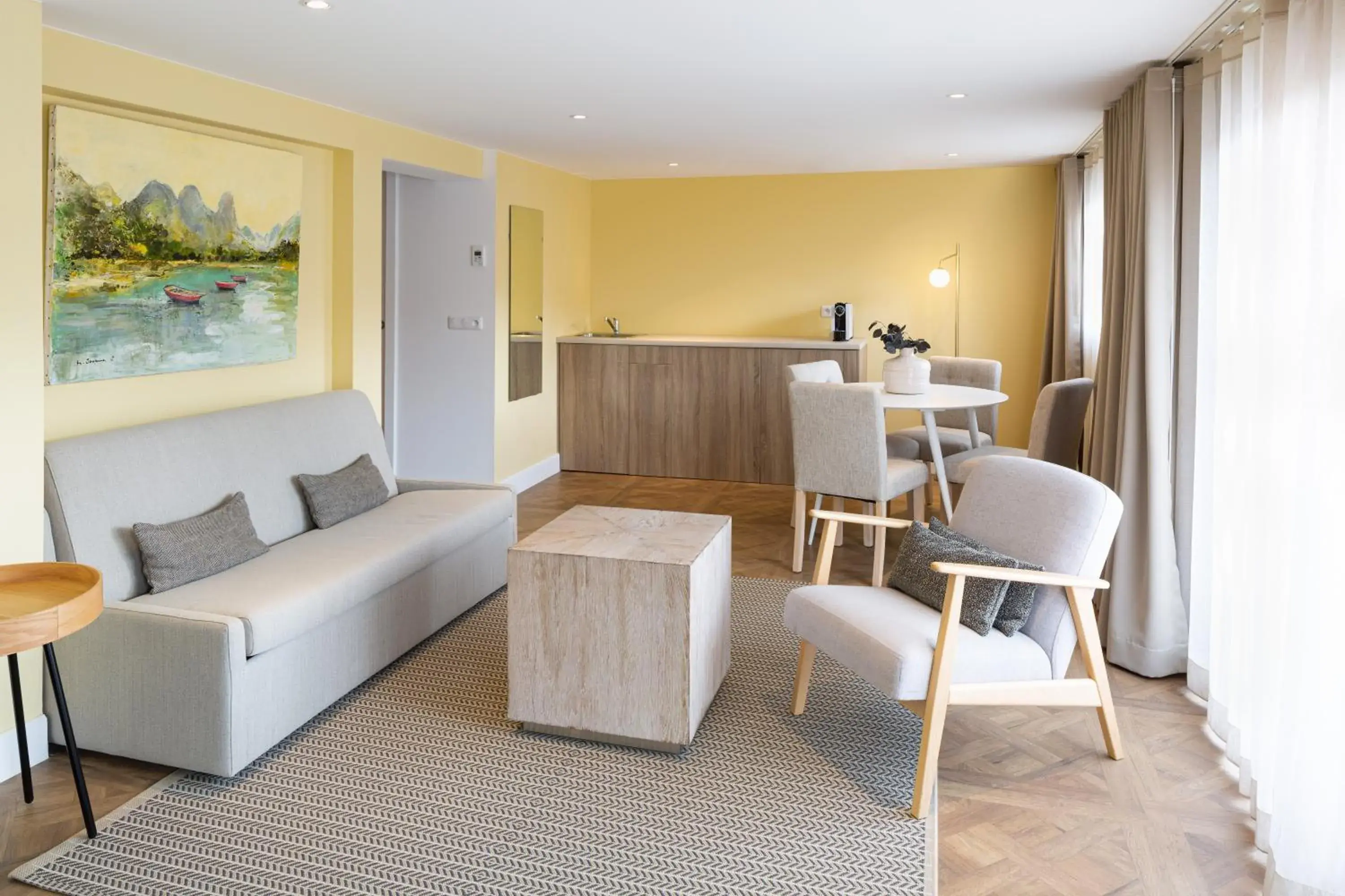 Kitchen or kitchenette, Seating Area in Hôtel Maison Montgrand - Vieux Port