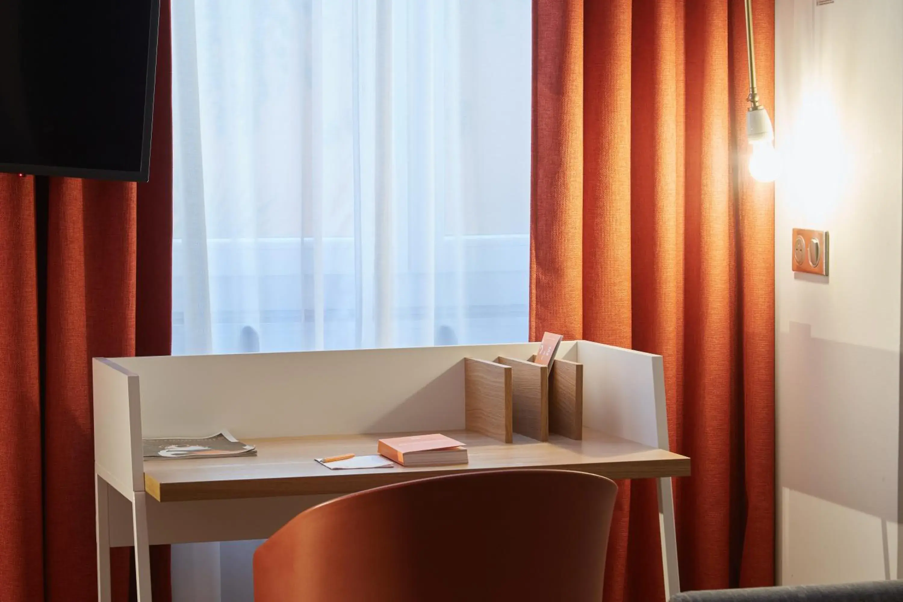 Bedroom, TV/Entertainment Center in Hôtel Maison Montgrand - Vieux Port