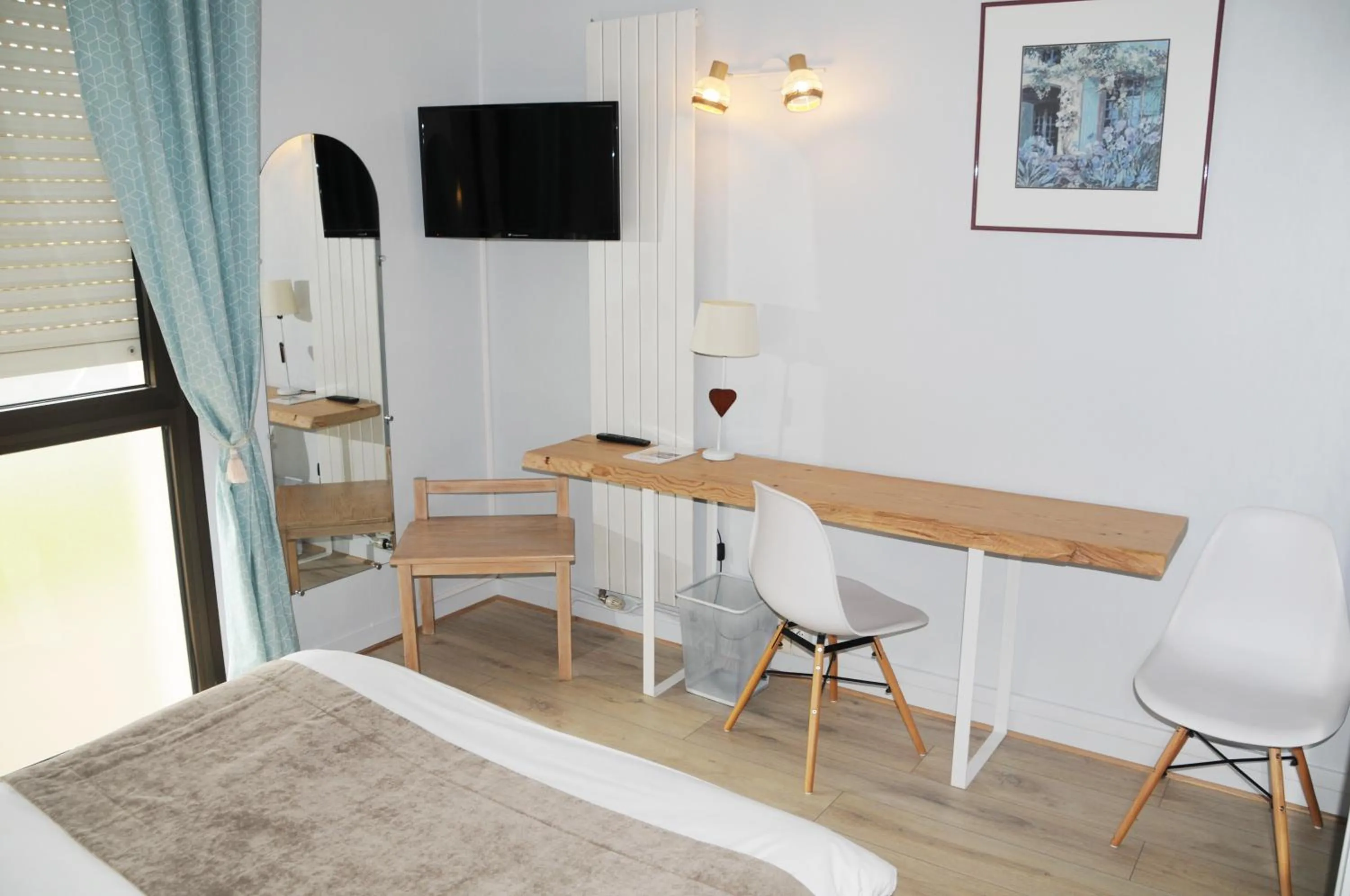 TV and multimedia in Logis Hotel Restaurant l'Orée Des Bois