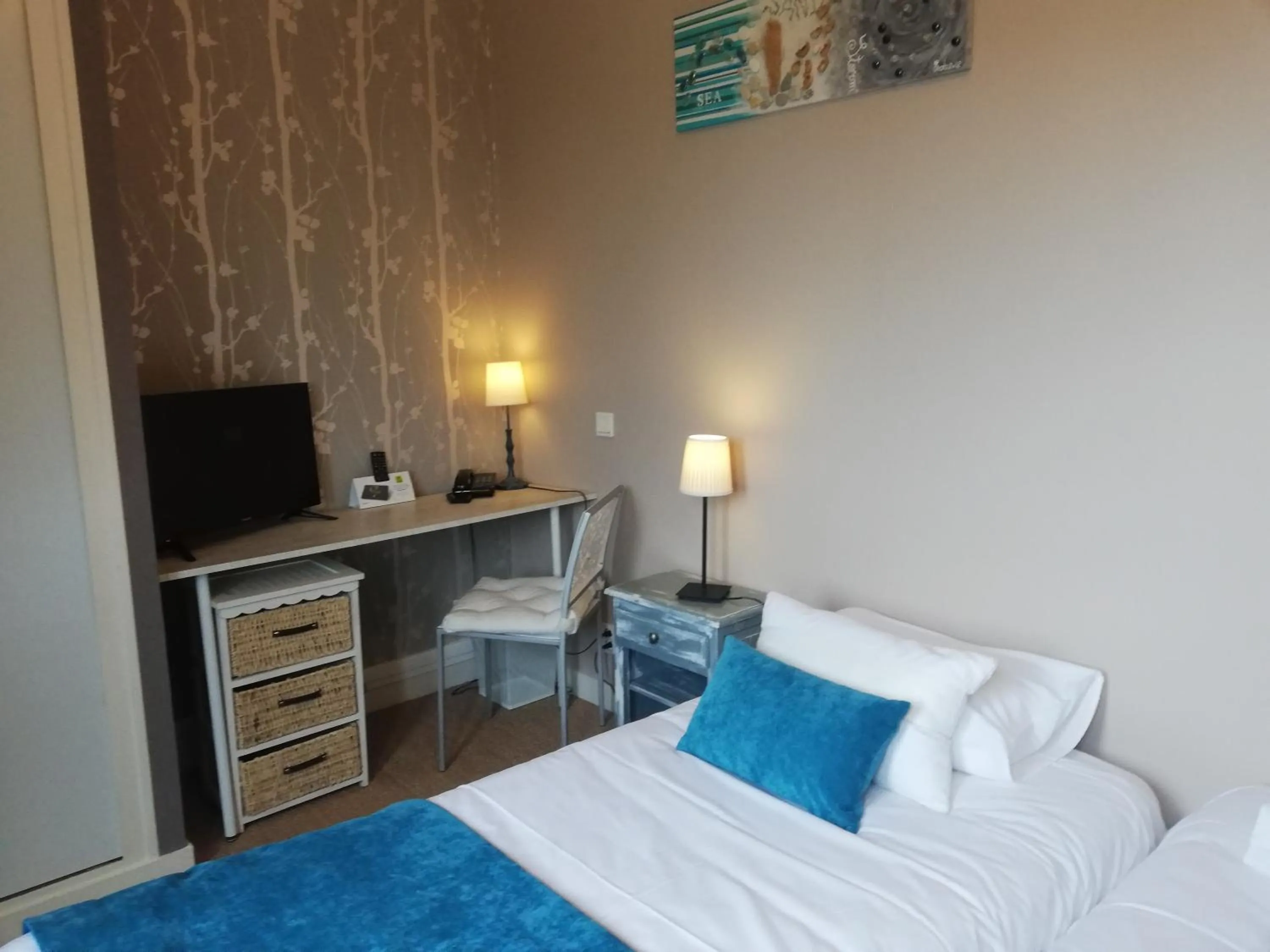 Seating area, Bed in Logis Hotel Restaurant l'Orée Des Bois