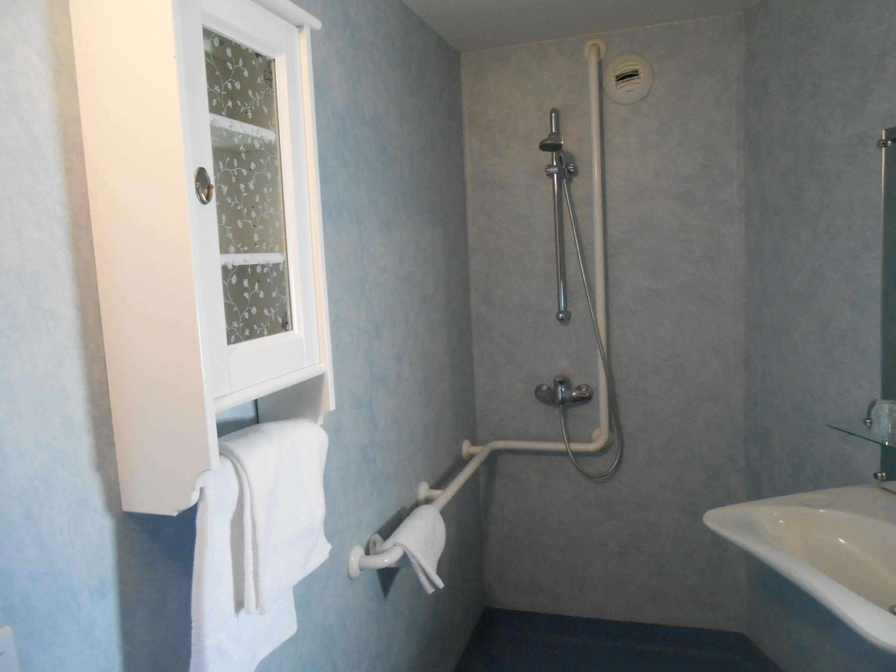 Bathroom in Logis Hotel Restaurant l'Orée Des Bois