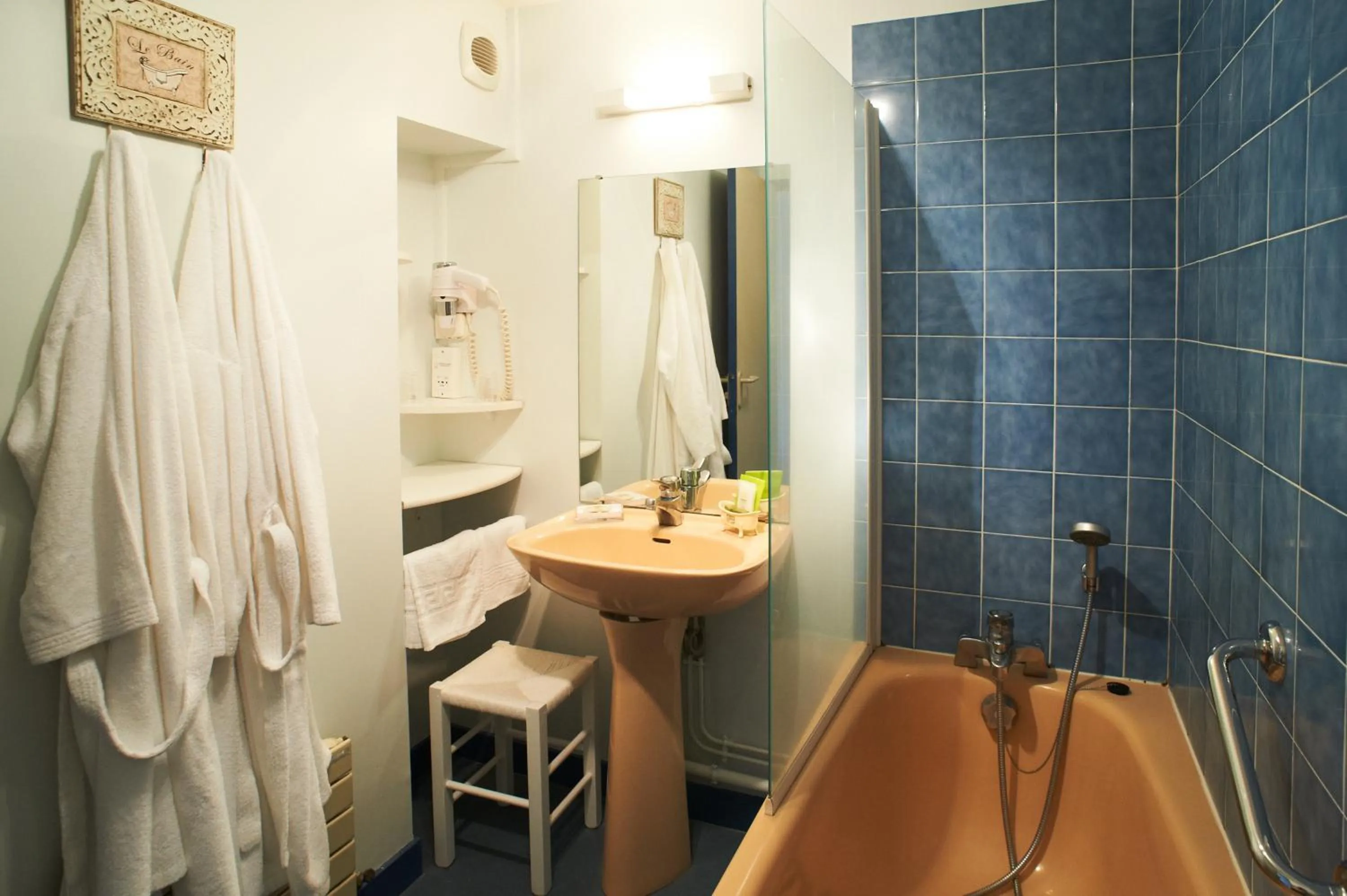 Bathroom in Logis Hotel Restaurant l'Orée Des Bois