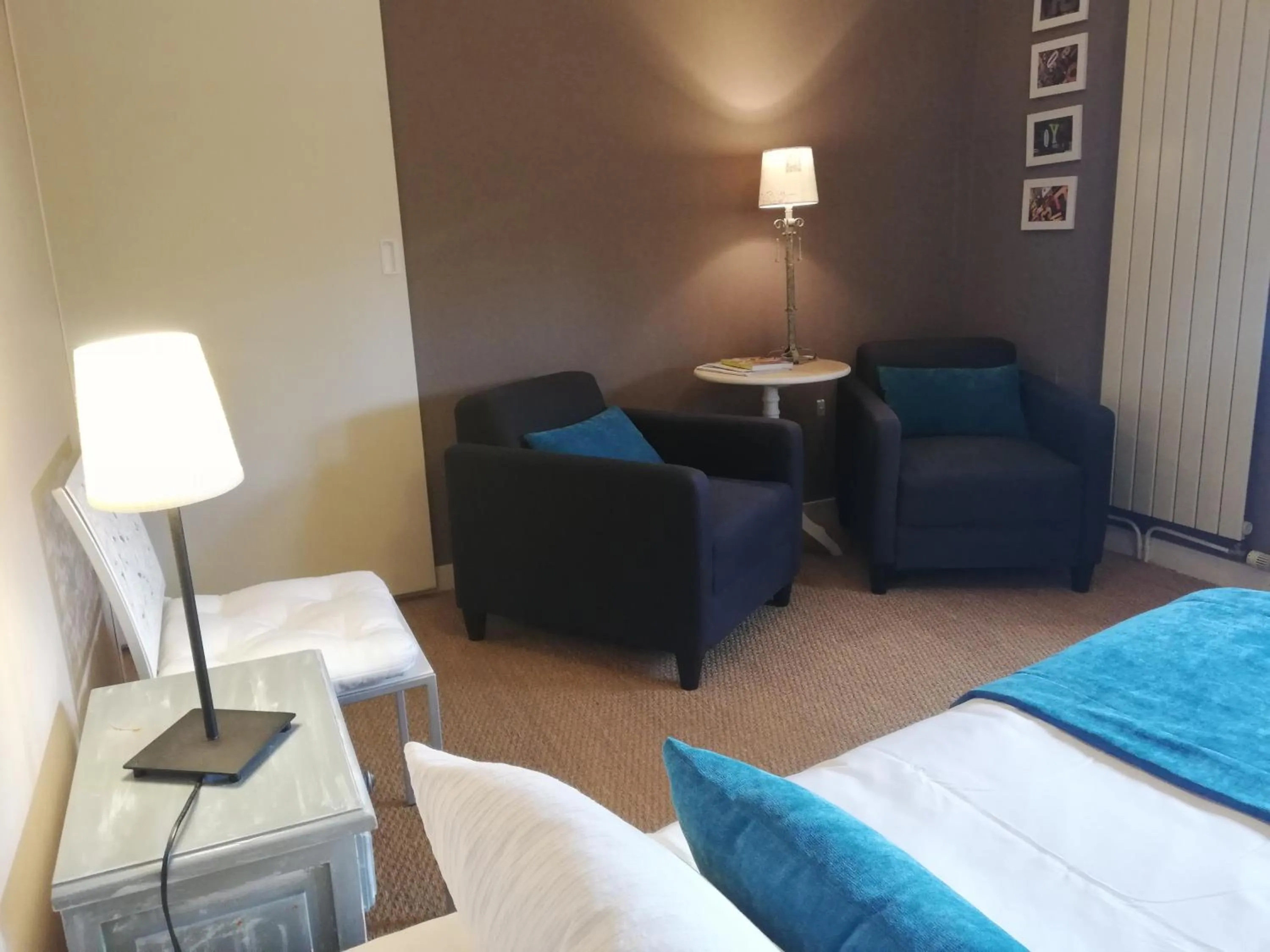 Seating area, Bed in Logis Hotel Restaurant l'Orée Des Bois