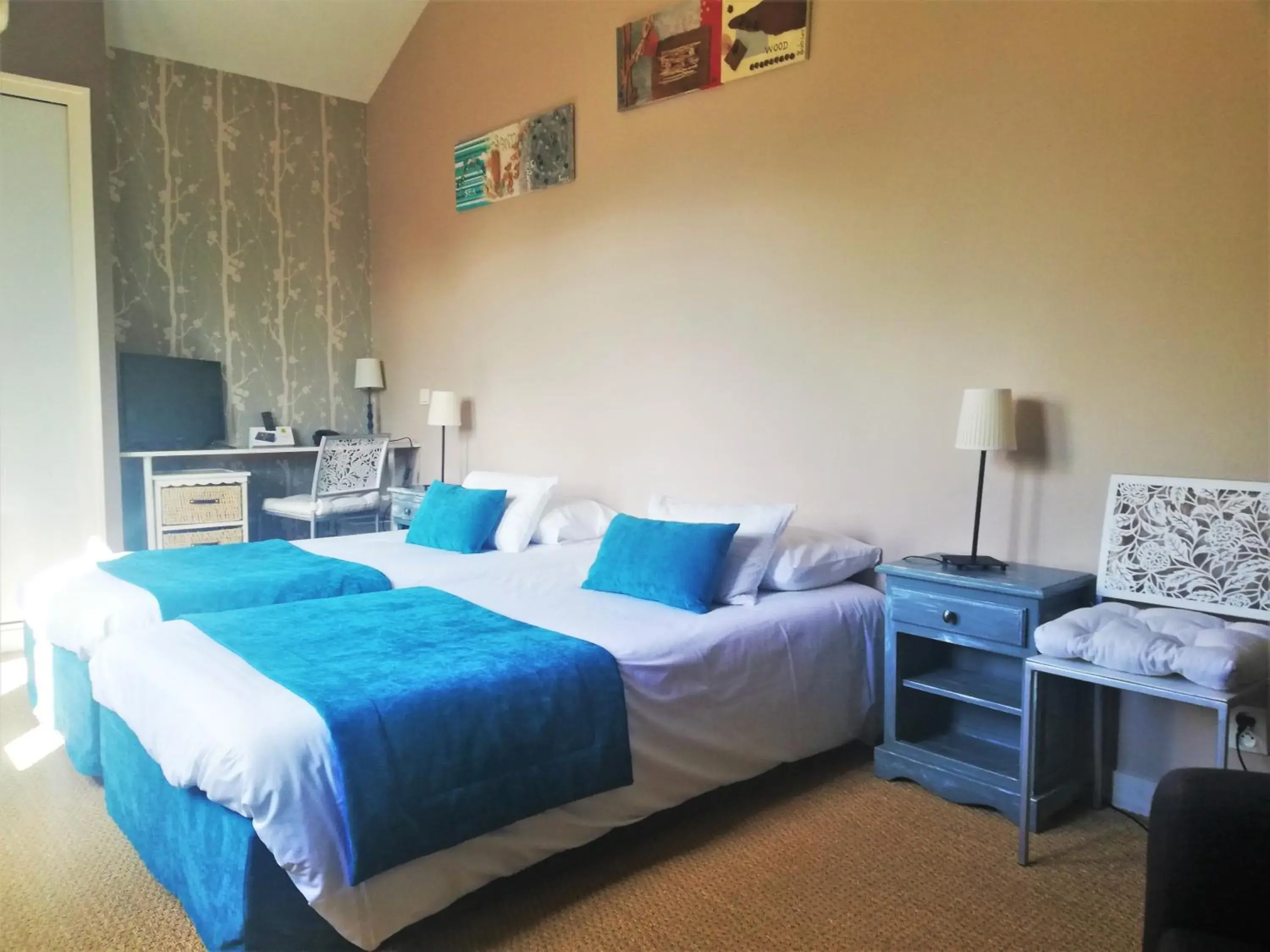 Twin Room in Logis Hotel Restaurant l'Orée Des Bois Twin Room in Logis Hotel Restaurant l'Orée Des Bois