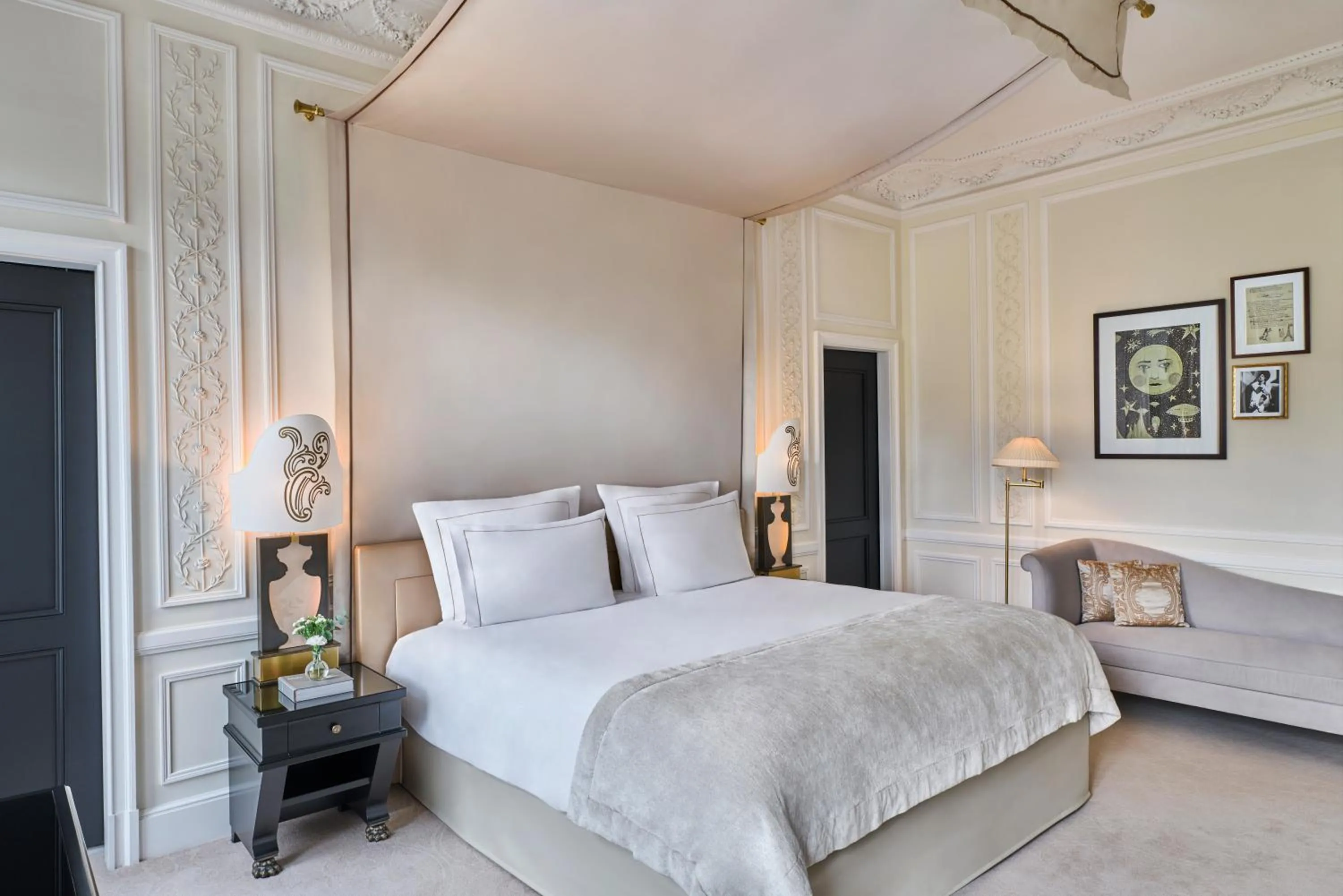 Bedroom, Bed in Hôtel Fouquet's Paris