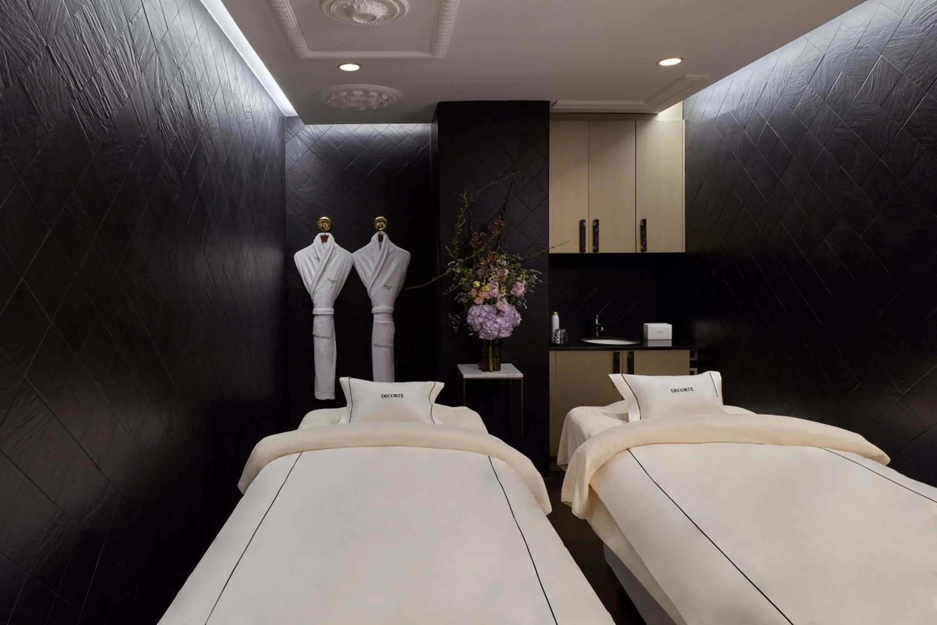 Spa and wellness centre/facilities, Bed in Hôtel Barrière Fouquet's Paris