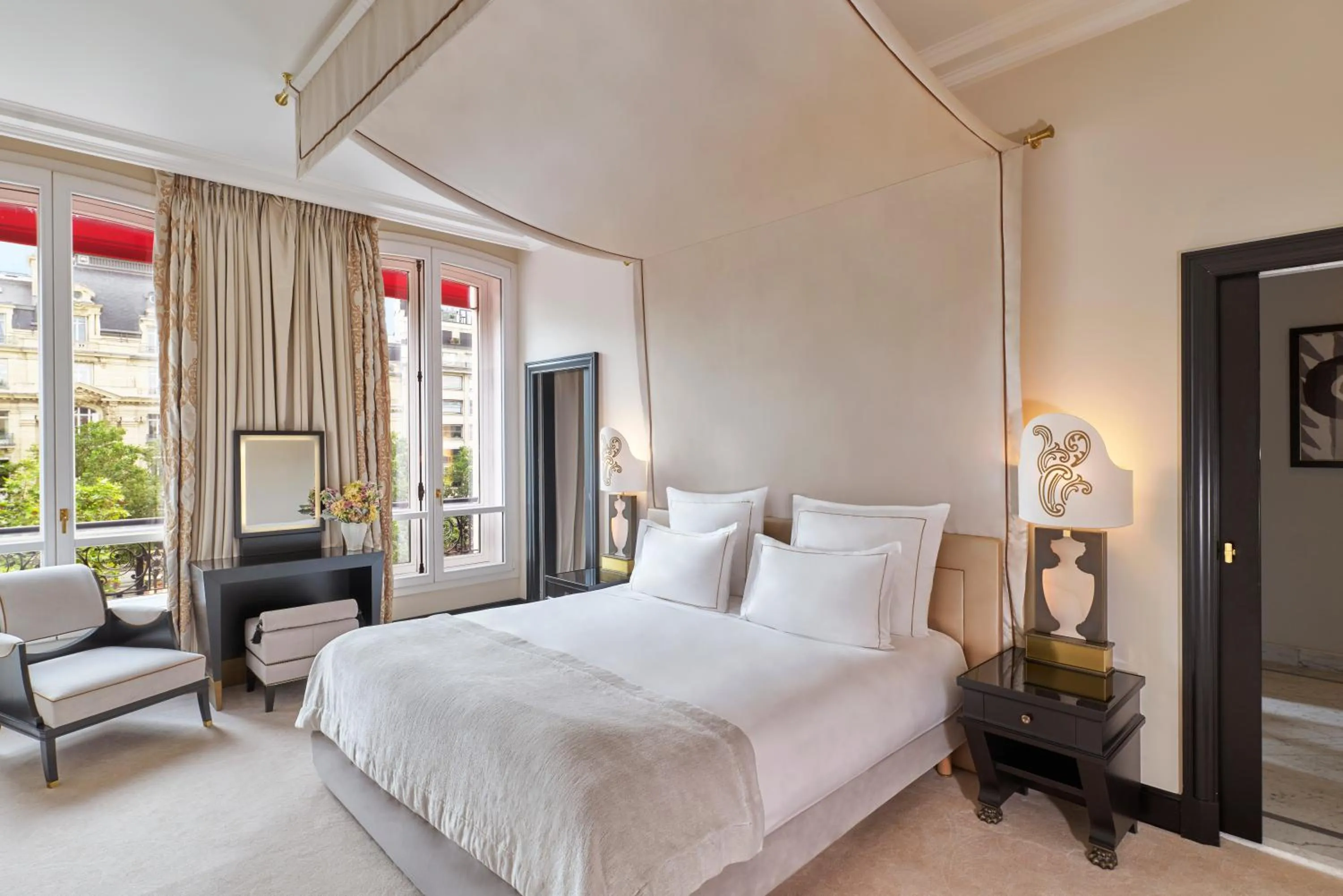 Photo of the whole room, Bed in Hôtel Barrière Fouquet's Paris